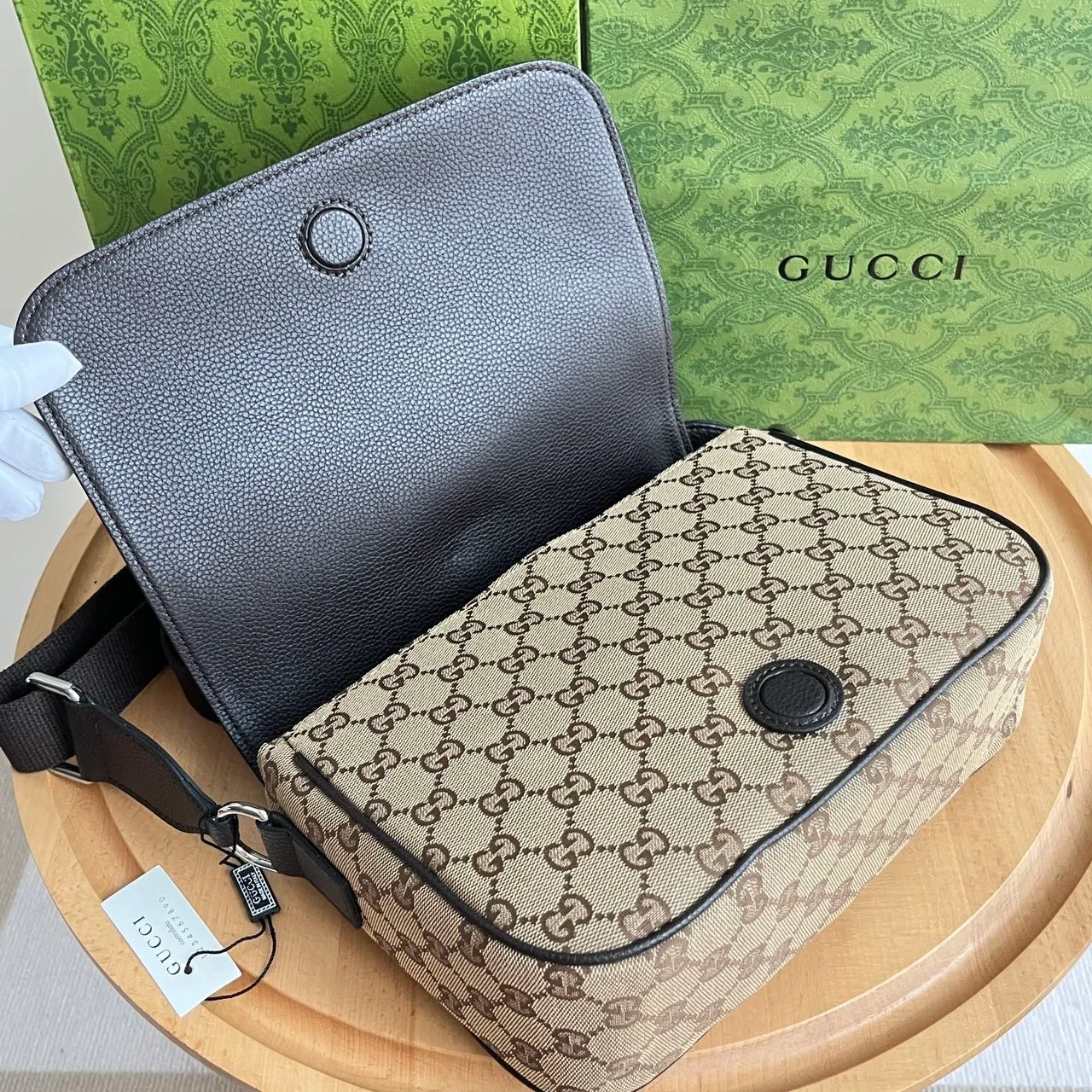 Actual shot #💰280 Model: 449172 Khaki Size: 28x20x9cm Gucci’s new flat messenger bag, carefully crafted from soft high-grade canvas fabric! Simple design combined with the brand’s classic logo! Shoulder straps🉑️Adjustable✅Super capacity, same style for men and women