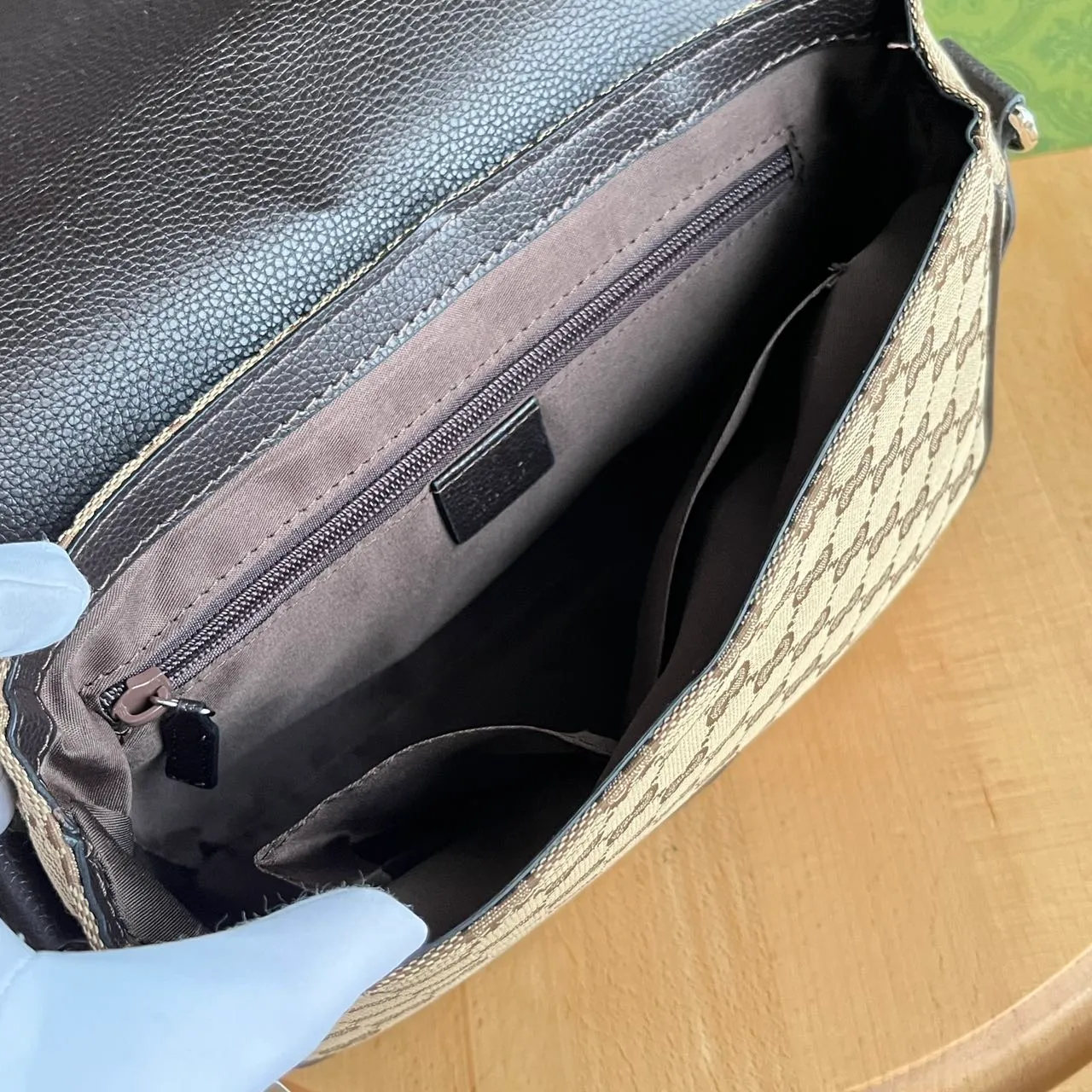 Actual shot #💰280 Model: 449172 Khaki Size: 28x20x9cm Gucci’s new flat messenger bag, carefully crafted from soft high-grade canvas fabric! Simple design combined with the brand’s classic logo! Shoulder straps🉑️Adjustable✅Super capacity, same style for men and women