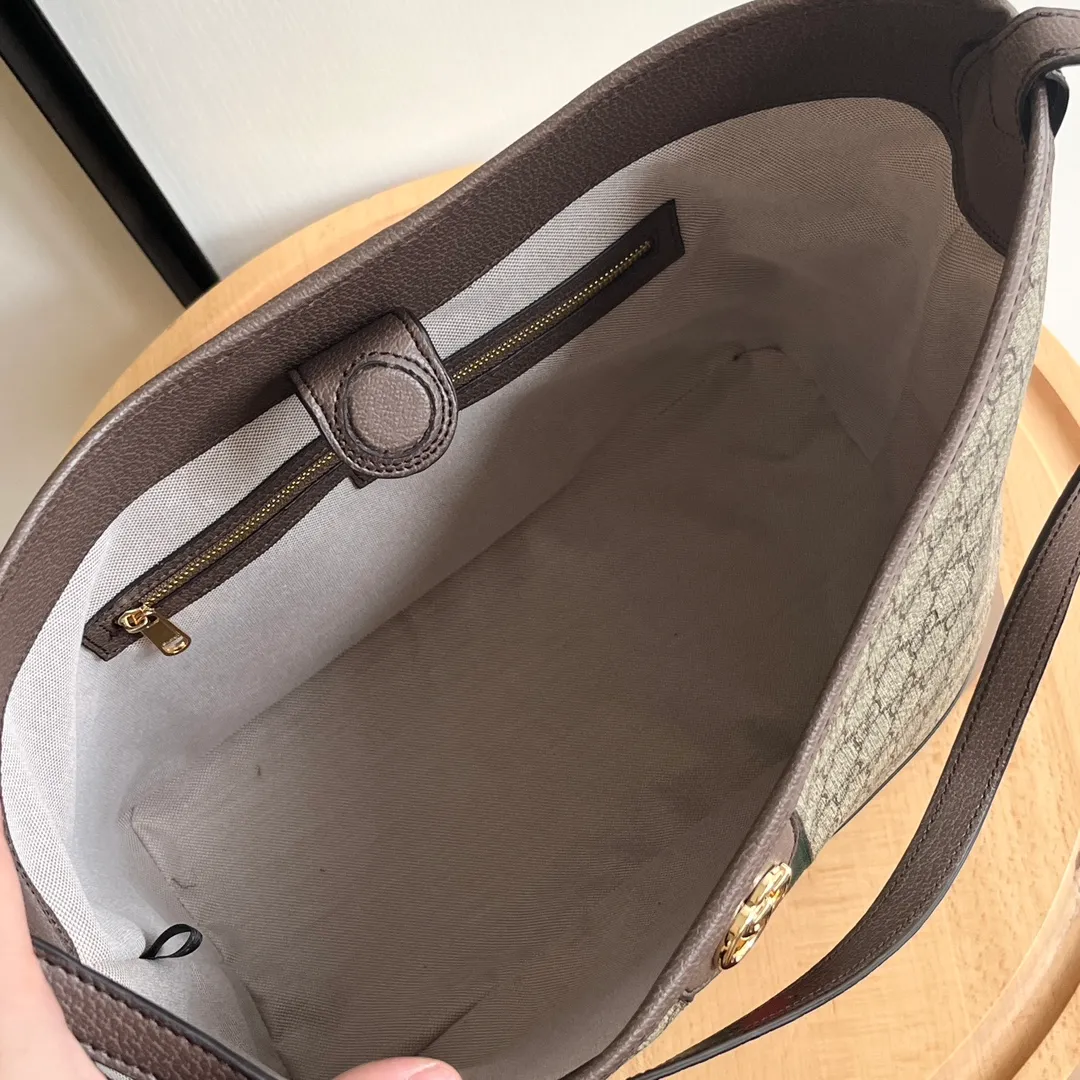 Actual shot #💰300 Model 781392 Large Size 34/32/17cm Gucci Ophidia hobo underarm bag Today’s aura is given by hobo! ! ! This bag really blends into daily life, casual and fashionable. The bag has a large capacity but is light and compact, which can be very suitable for daily outings. The shoulder straps are longer than ordinary armpit bags and can be adjusted. I fell in love at first sight and can be used fashionably at the same time!