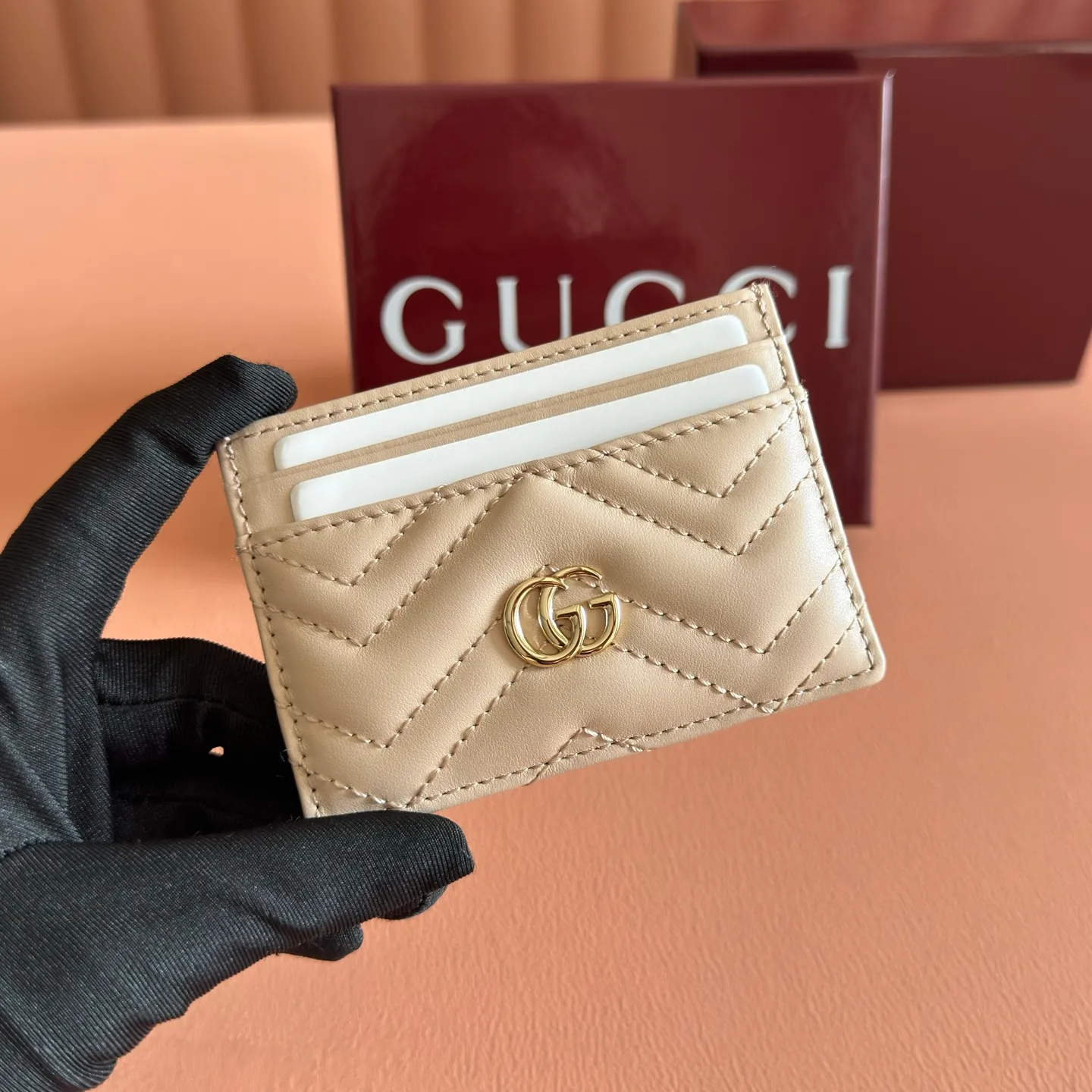 p280. 📣📣📣【Original leather accessories🌈(Cdfmall Sanya Duty Free Shop Handbag)🔥🔥 GG Marmont series quilted card holder. Gucci's classic small accessories continue to inject new vitality into the brand's evolving aesthetic concept. As a masterpiece of the 2023 spring and summer series, the leather goods series is presented in rose beige, and the delicate and elegant tone announces the arrival of the new season. It is elegantly presented in the Marmont collection card holder, with matching accessories in rose beige V-shaped matelassé leather, brass hardware with rose beige ceramic effect finish, moiré fabric lining Double G, four card compartments. Dimensions: 10 cm (W) x 7 cm (H) Color: Pink light gold/G Original leather.