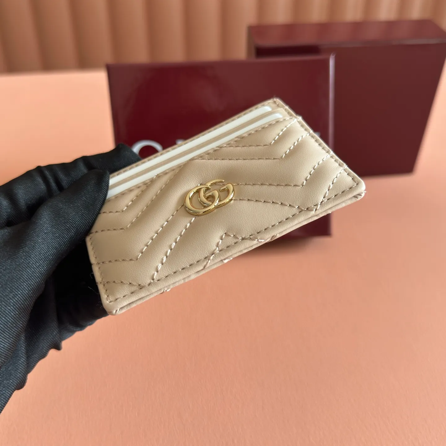p280. 📣📣📣【Original leather accessories🌈(Cdfmall Sanya Duty Free Shop Handbag)🔥🔥 GG Marmont series quilted card holder. Gucci's classic small accessories continue to inject new vitality into the brand's evolving aesthetic concept. As a masterpiece of the 2023 spring and summer series, the leather goods series is presented in rose beige, and the delicate and elegant tone announces the arrival of the new season. It is elegantly presented in the Marmont collection card holder, with matching accessories in rose beige V-shaped matelassé leather, brass hardware with rose beige ceramic effect finish, moiré fabric lining Double G, four card compartments. Dimensions: 10 cm (W) x 7 cm (H) Color: Pink light gold/G Original leather.