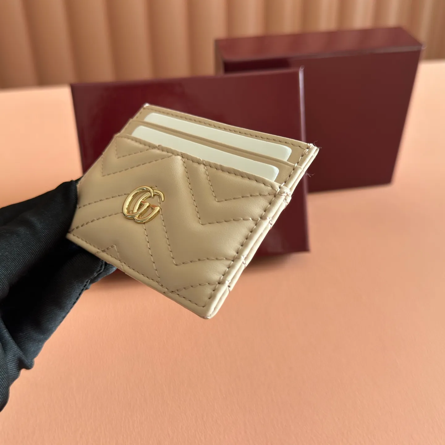 p280. 📣📣📣【Original leather accessories🌈(Cdfmall Sanya Duty Free Shop Handbag)🔥🔥 GG Marmont series quilted card holder. Gucci's classic small accessories continue to inject new vitality into the brand's evolving aesthetic concept. As a masterpiece of the 2023 spring and summer series, the leather goods series is presented in rose beige, and the delicate and elegant tone announces the arrival of the new season. It is elegantly presented in the Marmont collection card holder, with matching accessories in rose beige V-shaped matelassé leather, brass hardware with rose beige ceramic effect finish, moiré fabric lining Double G, four card compartments. Dimensions: 10 cm (W) x 7 cm (H) Color: Pink light gold/G Original leather.