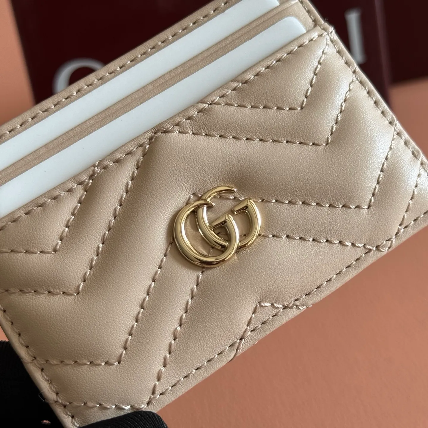 p280. 📣📣📣【Original leather accessories🌈(Cdfmall Sanya Duty Free Shop Handbag)🔥🔥 GG Marmont series quilted card holder. Gucci's classic small accessories continue to inject new vitality into the brand's evolving aesthetic concept. As a masterpiece of the 2023 spring and summer series, the leather goods series is presented in rose beige, and the delicate and elegant tone announces the arrival of the new season. It is elegantly presented in the Marmont collection card holder, with matching accessories in rose beige V-shaped matelassé leather, brass hardware with rose beige ceramic effect finish, moiré fabric lining Double G, four card compartments. Dimensions: 10 cm (W) x 7 cm (H) Color: Pink light gold/G Original leather.