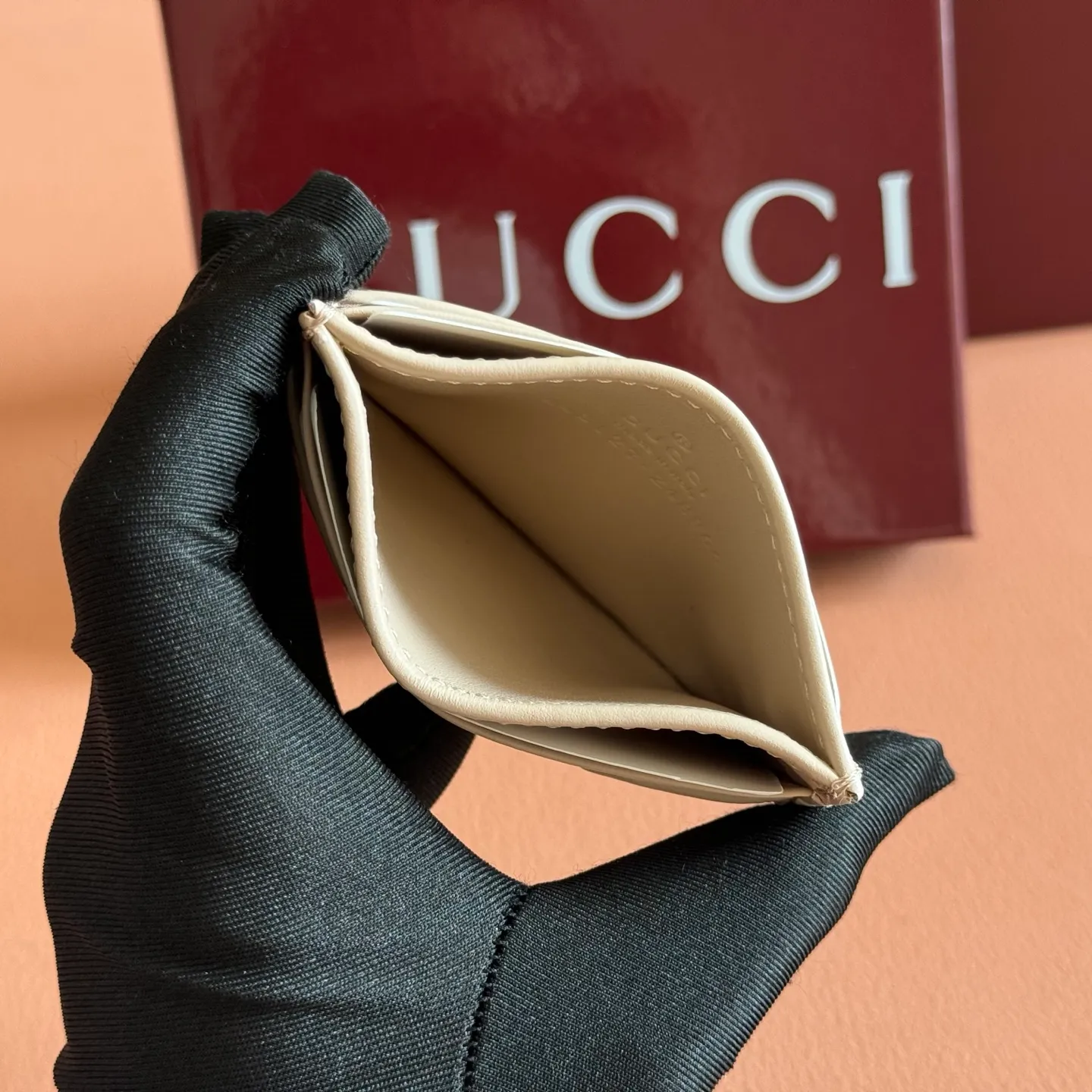 p280. 📣📣📣【Original leather accessories🌈(Cdfmall Sanya Duty Free Shop Handbag)🔥🔥 GG Marmont series quilted card holder. Gucci's classic small accessories continue to inject new vitality into the brand's evolving aesthetic concept. As a masterpiece of the 2023 spring and summer series, the leather goods series is presented in rose beige, and the delicate and elegant tone announces the arrival of the new season. It is elegantly presented in the Marmont collection card holder, with matching accessories in rose beige V-shaped matelassé leather, brass hardware with rose beige ceramic effect finish, moiré fabric lining Double G, four card compartments. Dimensions: 10 cm (W) x 7 cm (H) Color: Pink light gold/G Original leather.