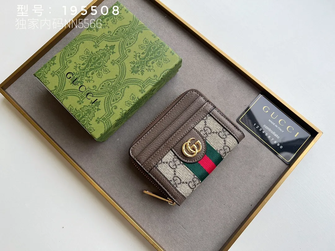 💰140 Top Original 💎 Spring/Summer Series# Newly launched this Gucci 1955 horsebit card holder made of GG Supreme high-grade artificial canvas and brown leather. This series adopts the same double-ring and long strip design as the handbags. This detail is inspired by the brand’s equestrian roots. It is one of Gucci’s classic heritage and one of the brand’s most representative symbolic elements. Model: 195508 Size: 11.5x8.5x3
