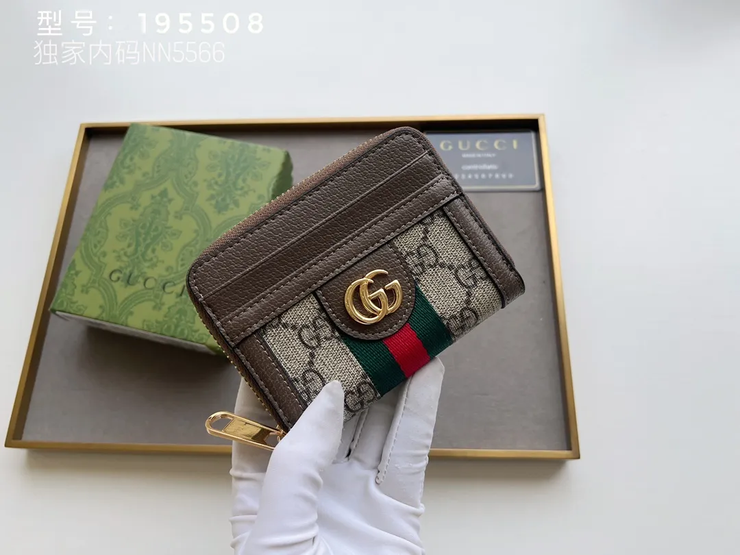 💰140 Top Original 💎 Spring/Summer Series# Newly launched this Gucci 1955 horsebit card holder made of GG Supreme high-grade artificial canvas and brown leather. This series adopts the same double-ring and long strip design as the handbags. This detail is inspired by the brand’s equestrian roots. It is one of Gucci’s classic heritage and one of the brand’s most representative symbolic elements. Model: 195508 Size: 11.5x8.5x3