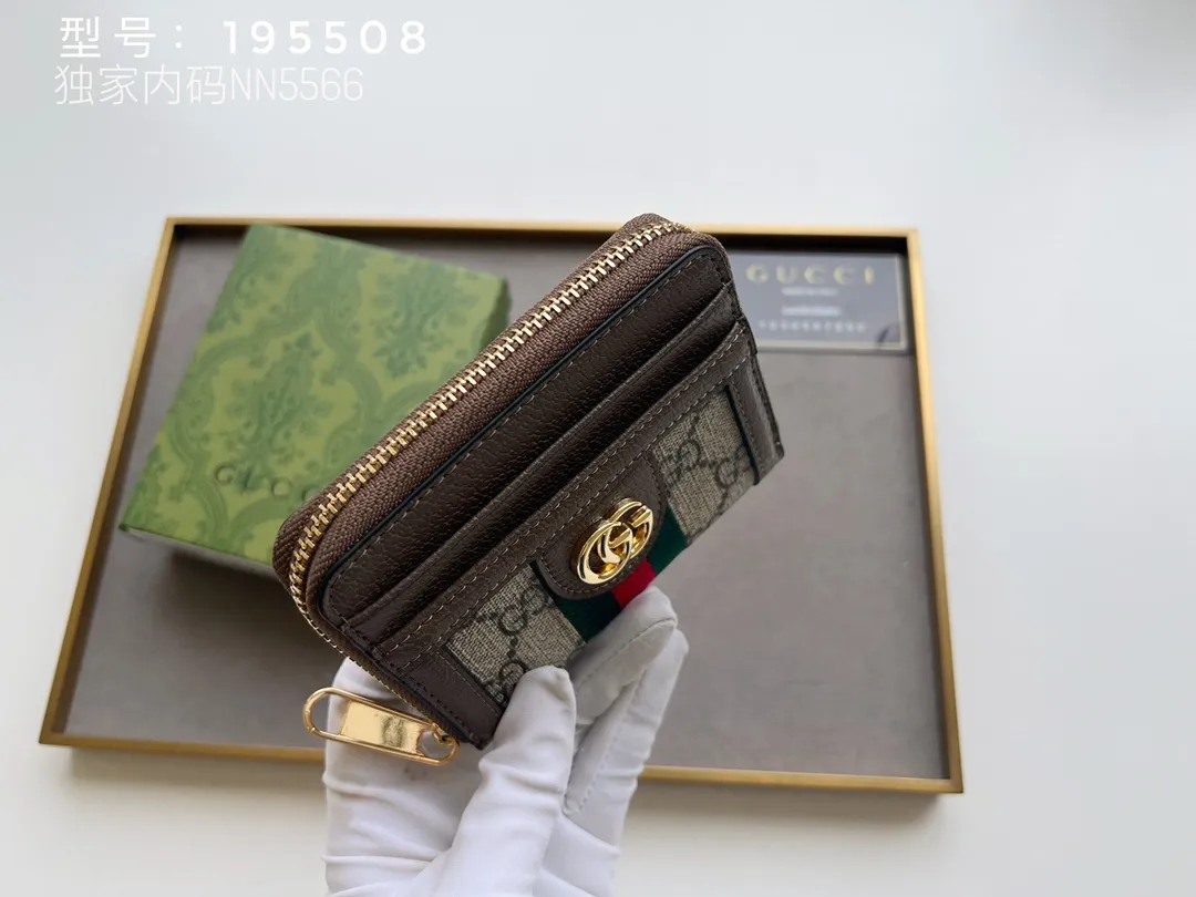 💰140 Top Original 💎 Spring/Summer Series# Newly launched this Gucci 1955 horsebit card holder made of GG Supreme high-grade artificial canvas and brown leather. This series adopts the same double-ring and long strip design as the handbags. This detail is inspired by the brand’s equestrian roots. It is one of Gucci’s classic heritage and one of the brand’s most representative symbolic elements. Model: 195508 Size: 11.5x8.5x3