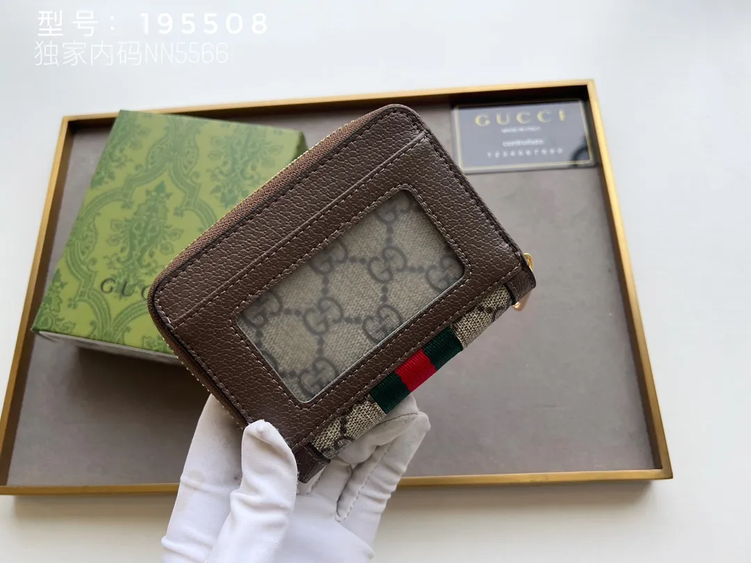 💰140 Top Original 💎 Spring/Summer Series# Newly launched this Gucci 1955 horsebit card holder made of GG Supreme high-grade artificial canvas and brown leather. This series adopts the same double-ring and long strip design as the handbags. This detail is inspired by the brand’s equestrian roots. It is one of Gucci’s classic heritage and one of the brand’s most representative symbolic elements. Model: 195508 Size: 11.5x8.5x3