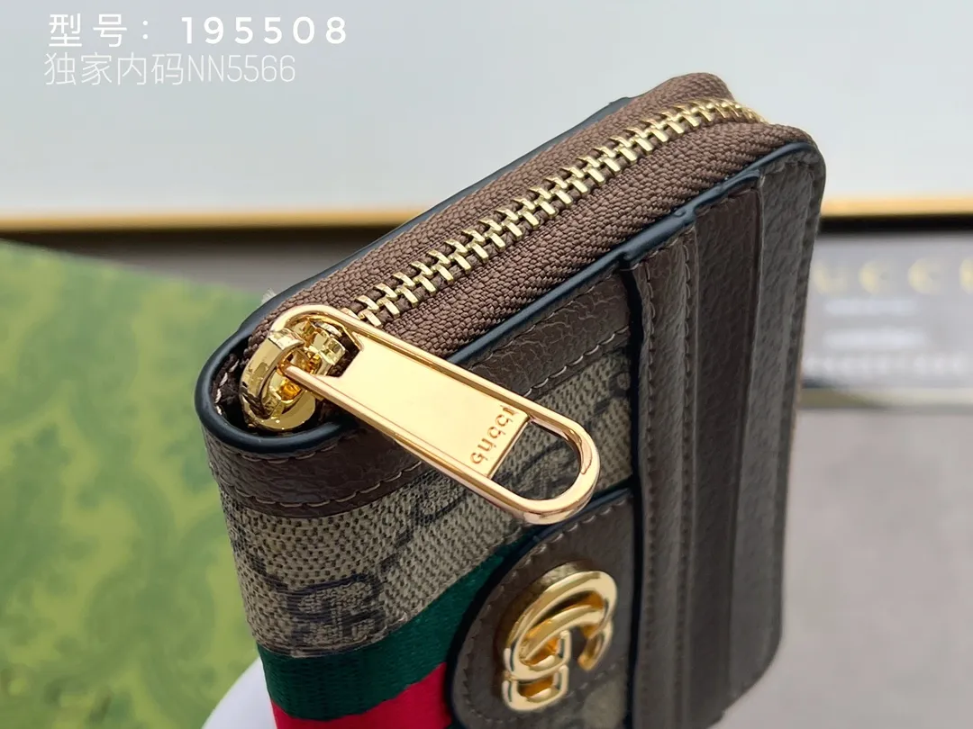 💰140 Top Original 💎 Spring/Summer Series# Newly launched this Gucci 1955 horsebit card holder made of GG Supreme high-grade artificial canvas and brown leather. This series adopts the same double-ring and long strip design as the handbags. This detail is inspired by the brand’s equestrian roots. It is one of Gucci’s classic heritage and one of the brand’s most representative symbolic elements. Model: 195508 Size: 11.5x8.5x3