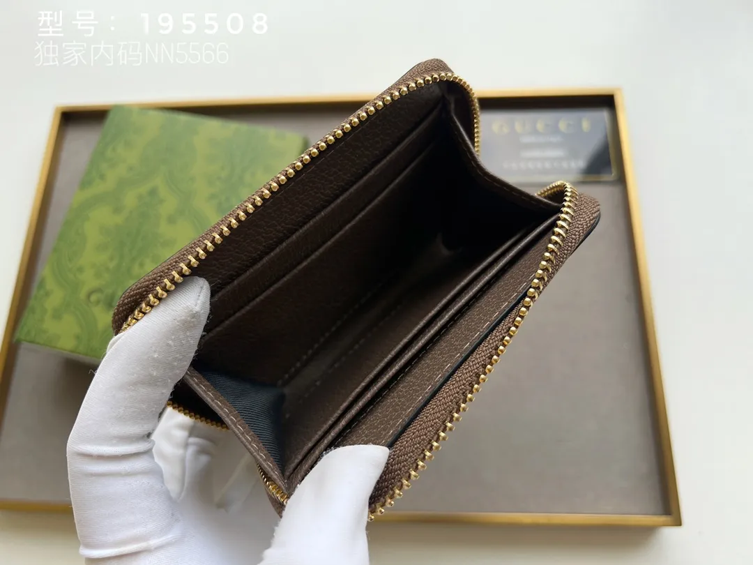 💰140 Top Original 💎 Spring/Summer Series# Newly launched this Gucci 1955 horsebit card holder made of GG Supreme high-grade artificial canvas and brown leather. This series adopts the same double-ring and long strip design as the handbags. This detail is inspired by the brand’s equestrian roots. It is one of Gucci’s classic heritage and one of the brand’s most representative symbolic elements. Model: 195508 Size: 11.5x8.5x3