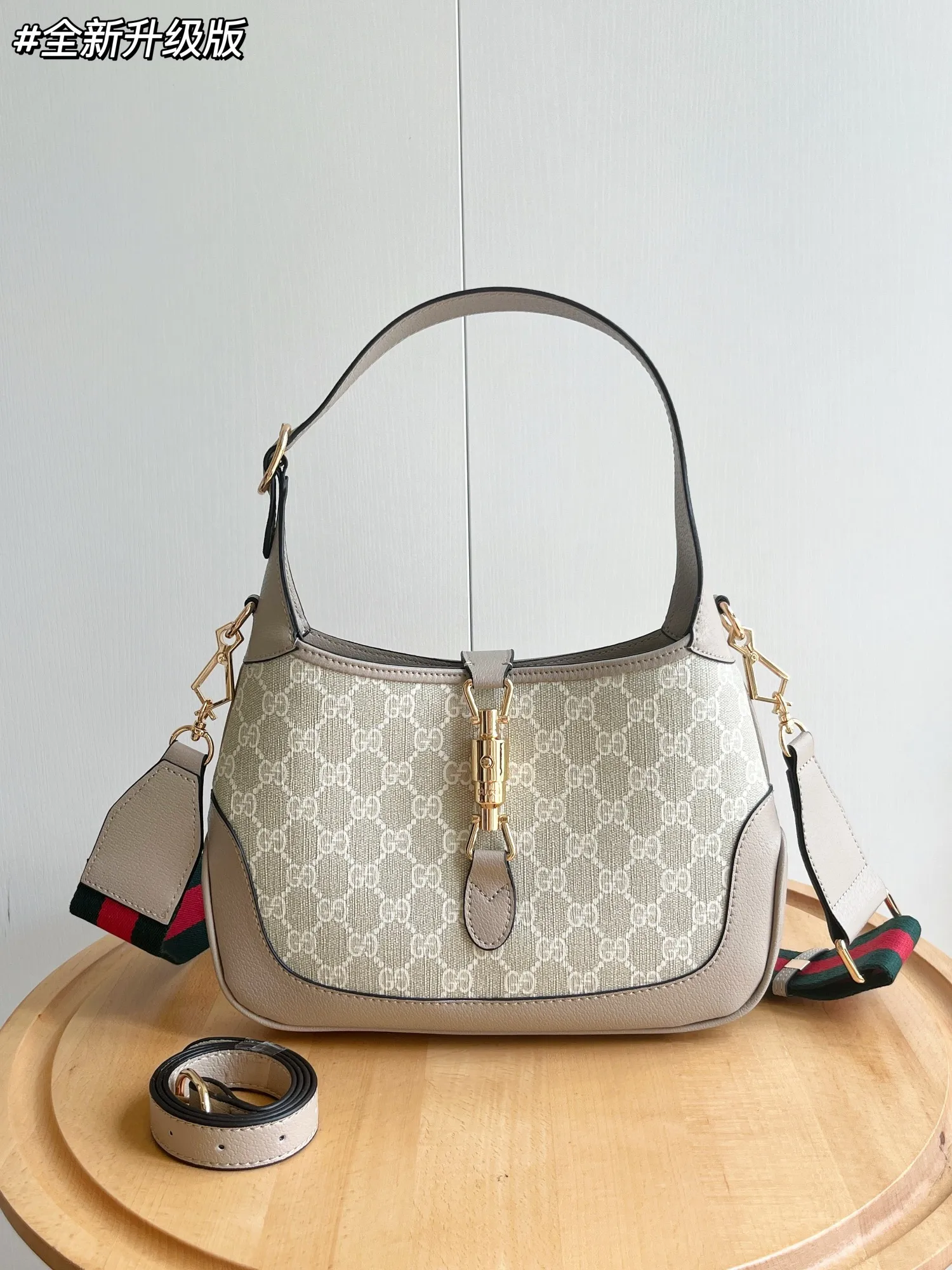Actual shot #💰340 (double shoulder straps) Model: 678843. Upgraded version Size: 28x 19x 4.5cm.   💕💕Gucci UN3AG 1294 product details. Gucci's "Aria-Fashion Aria" series uses modern techniques to reinterpret classics. The Jackie 1961 series has launched a new rectangular tote bag with soft texture and flexible structure. The archive design is paired with logo details such as the all-over GG pattern and striped webbing, and exquisite accessories pay tribute to Gucci's heritage. This small bag is trimmed in black leather and features the collection's signature gold-toned push-lock hardware. Black and ivory GG denim jacquard. Black leather trim.