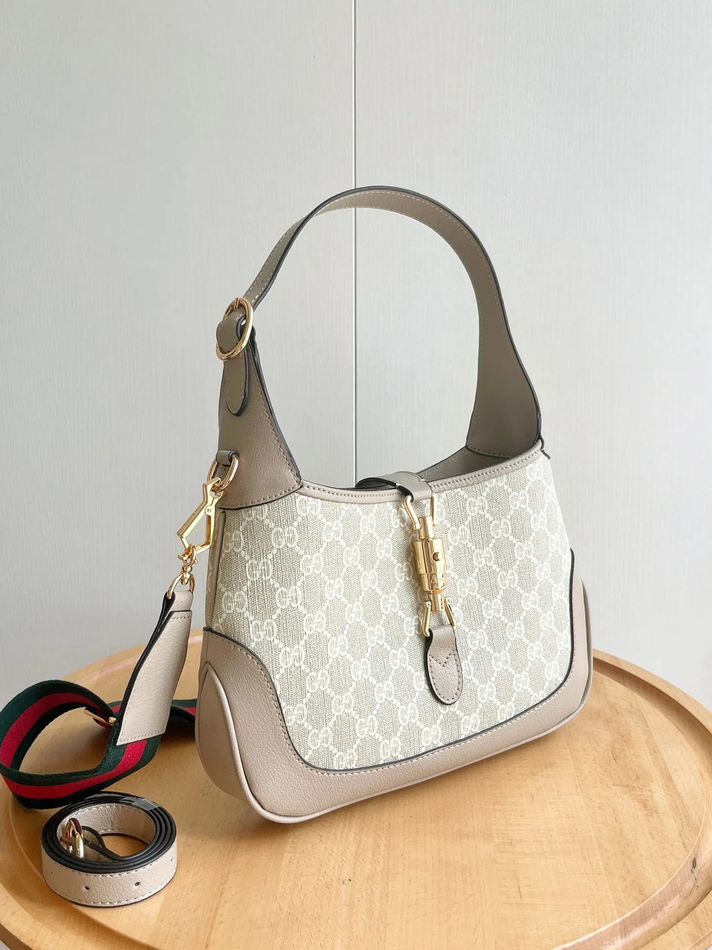 Actual shot #💰340 (double shoulder straps) Model: 678843. Upgraded version Size: 28x 19x 4.5cm.   💕💕Gucci UN3AG 1294 product details. Gucci's "Aria-Fashion Aria" series uses modern techniques to reinterpret classics. The Jackie 1961 series has launched a new rectangular tote bag with soft texture and flexible structure. The archive design is paired with logo details such as the all-over GG pattern and striped webbing, and exquisite accessories pay tribute to Gucci's heritage. This small bag is trimmed in black leather and features the collection's signature gold-toned push-lock hardware. Black and ivory GG denim jacquard. Black leather trim.