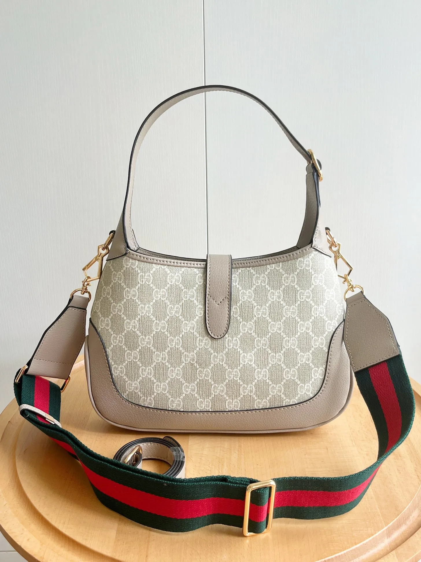 Actual shot #💰340 (double shoulder straps) Model: 678843. Upgraded version Size: 28x 19x 4.5cm.   💕💕Gucci UN3AG 1294 product details. Gucci's "Aria-Fashion Aria" series uses modern techniques to reinterpret classics. The Jackie 1961 series has launched a new rectangular tote bag with soft texture and flexible structure. The archive design is paired with logo details such as the all-over GG pattern and striped webbing, and exquisite accessories pay tribute to Gucci's heritage. This small bag is trimmed in black leather and features the collection's signature gold-toned push-lock hardware. Black and ivory GG denim jacquard. Black leather trim.