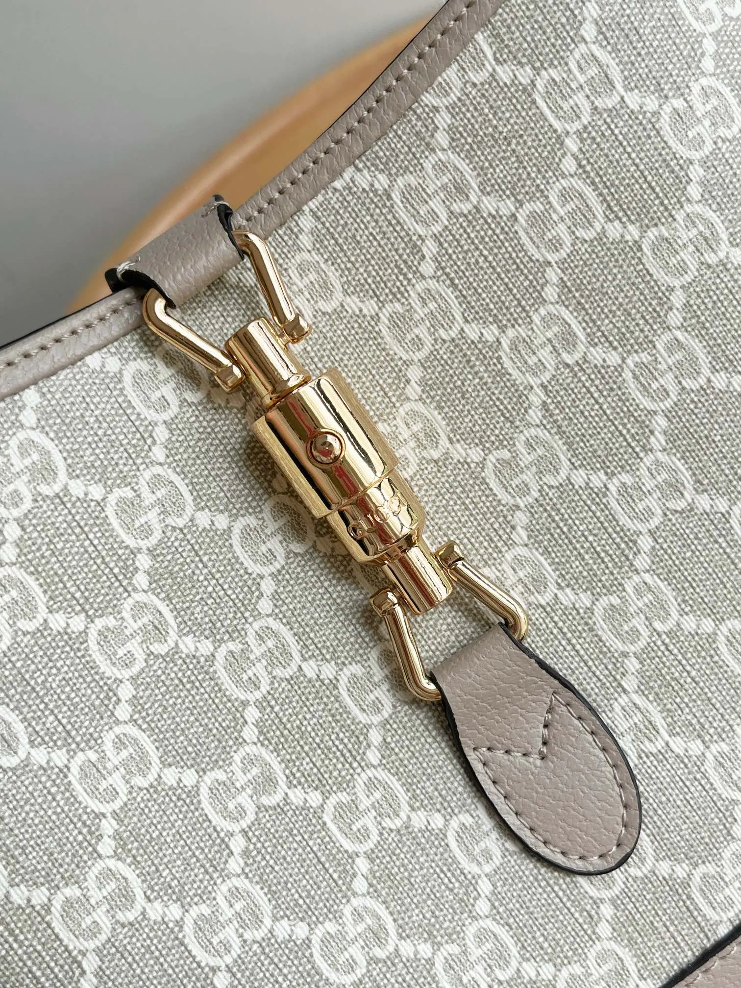 Actual shot #💰340 (double shoulder straps) Model: 678843. Upgraded version Size: 28x 19x 4.5cm.   💕💕Gucci UN3AG 1294 product details. Gucci's "Aria-Fashion Aria" series uses modern techniques to reinterpret classics. The Jackie 1961 series has launched a new rectangular tote bag with soft texture and flexible structure. The archive design is paired with logo details such as the all-over GG pattern and striped webbing, and exquisite accessories pay tribute to Gucci's heritage. This small bag is trimmed in black leather and features the collection's signature gold-toned push-lock hardware. Black and ivory GG denim jacquard. Black leather trim.