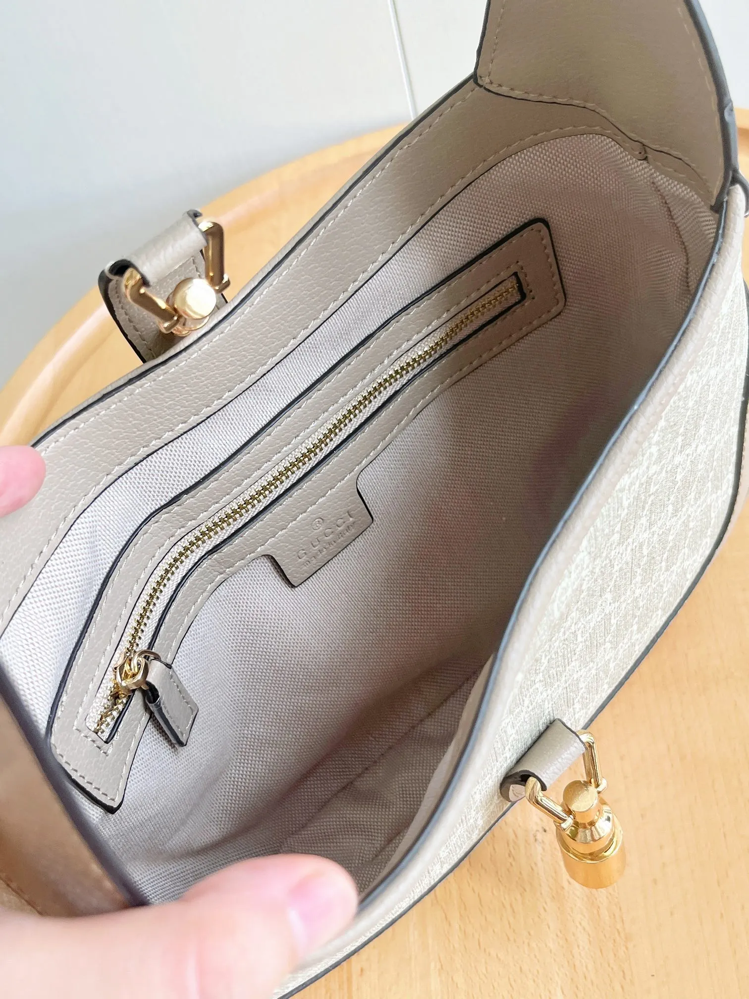 Actual shot #💰340 (double shoulder straps) Model: 678843. Upgraded version Size: 28x 19x 4.5cm.   💕💕Gucci UN3AG 1294 product details. Gucci's "Aria-Fashion Aria" series uses modern techniques to reinterpret classics. The Jackie 1961 series has launched a new rectangular tote bag with soft texture and flexible structure. The archive design is paired with logo details such as the all-over GG pattern and striped webbing, and exquisite accessories pay tribute to Gucci's heritage. This small bag is trimmed in black leather and features the collection's signature gold-toned push-lock hardware. Black and ivory GG denim jacquard. Black leather trim.