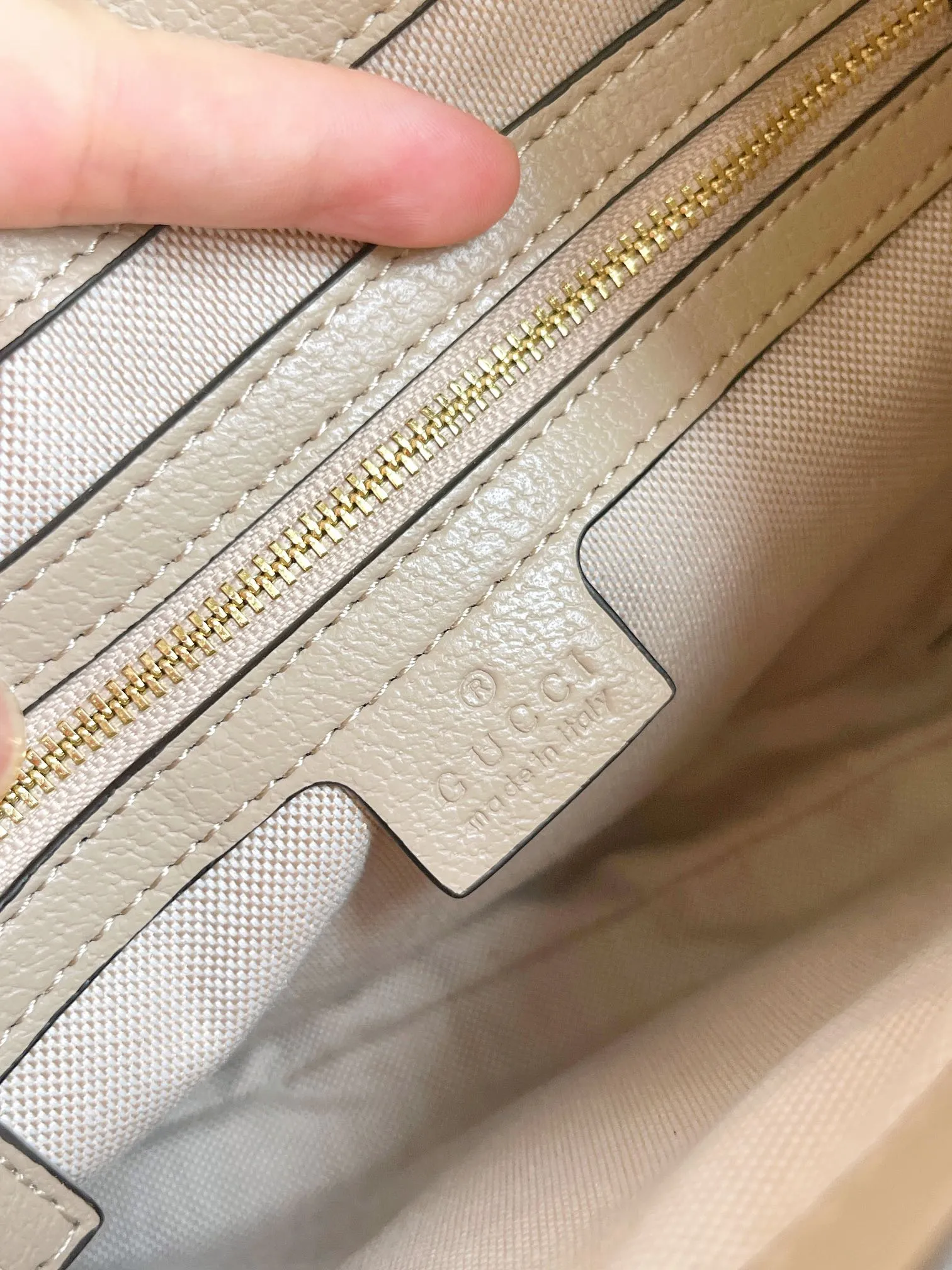 Actual shot #💰340 (double shoulder straps) Model: 678843. Upgraded version Size: 28x 19x 4.5cm.   💕💕Gucci UN3AG 1294 product details. Gucci's "Aria-Fashion Aria" series uses modern techniques to reinterpret classics. The Jackie 1961 series has launched a new rectangular tote bag with soft texture and flexible structure. The archive design is paired with logo details such as the all-over GG pattern and striped webbing, and exquisite accessories pay tribute to Gucci's heritage. This small bag is trimmed in black leather and features the collection's signature gold-toned push-lock hardware. Black and ivory GG denim jacquard. Black leather trim.