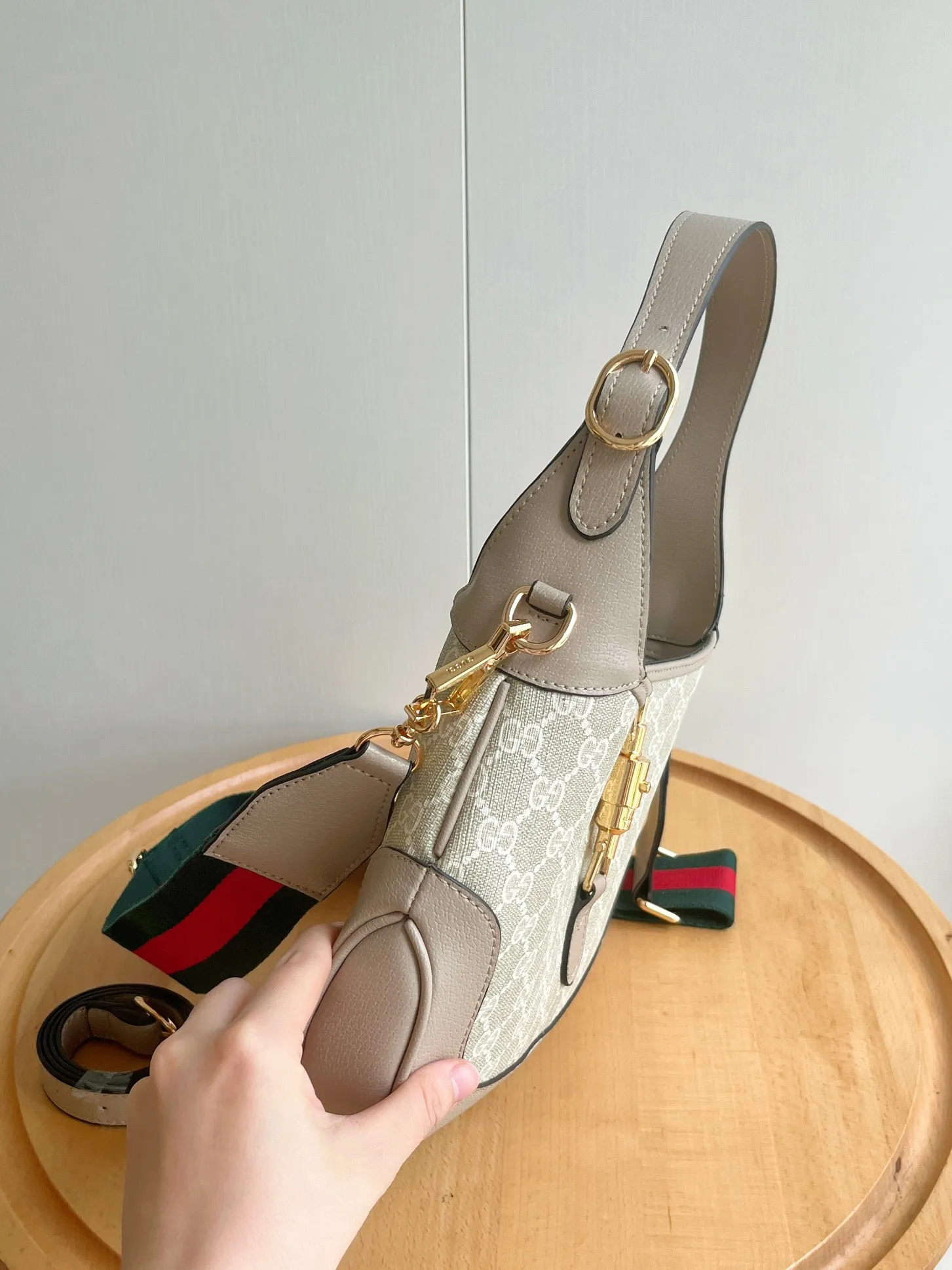 Actual shot #💰340 (double shoulder straps) Model: 678843. Upgraded version Size: 28x 19x 4.5cm.   💕💕Gucci UN3AG 1294 product details. Gucci's "Aria-Fashion Aria" series uses modern techniques to reinterpret classics. The Jackie 1961 series has launched a new rectangular tote bag with soft texture and flexible structure. The archive design is paired with logo details such as the all-over GG pattern and striped webbing, and exquisite accessories pay tribute to Gucci's heritage. This small bag is trimmed in black leather and features the collection's signature gold-toned push-lock hardware. Black and ivory GG denim jacquard. Black leather trim.