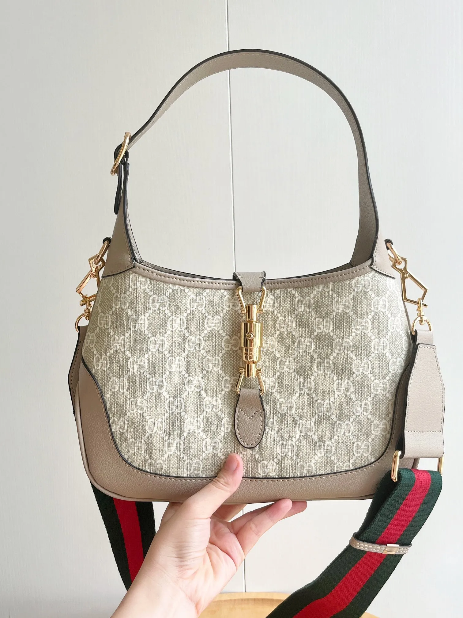 Actual shot #💰340 (double shoulder straps) Model: 678843. Upgraded version Size: 28x 19x 4.5cm.   💕💕Gucci UN3AG 1294 product details. Gucci's "Aria-Fashion Aria" series uses modern techniques to reinterpret classics. The Jackie 1961 series has launched a new rectangular tote bag with soft texture and flexible structure. The archive design is paired with logo details such as the all-over GG pattern and striped webbing, and exquisite accessories pay tribute to Gucci's heritage. This small bag is trimmed in black leather and features the collection's signature gold-toned push-lock hardware. Black and ivory GG denim jacquard. Black leather trim.