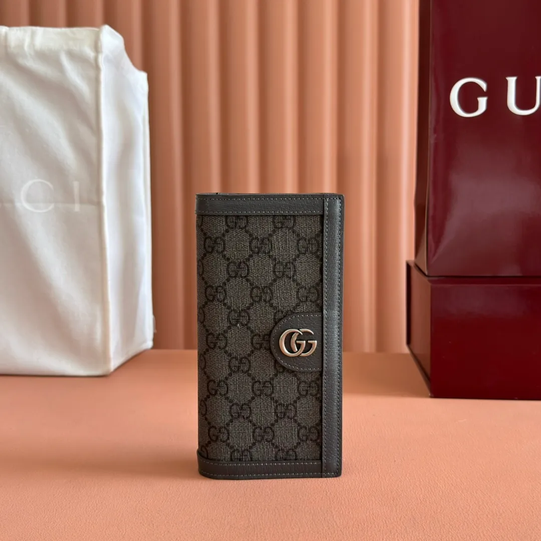 p420. 💋💋💋【With full set of original green box packaging】‼ ️Ophidia series GG long wallet The new series presents thin and compact small leather goods, with ingenuity and the main color matching, making the classic GG logo embellishment on the bag full of style. Featuring multiple card compartments and pockets, this long wallet is crafted in blue and embellished with silver-toned Double G-shaped accessories to complete the design. Blue and navy GG Supreme canvas Dark blue leather trim Silver-tone hardware Moiré fabric lining Double G Interior: Sixteen card compartments, one zip pocket and three open pockets Dimensions when closed: 19cm (L) x 10cm (W) x 2cm (D); open: 19cm (L) x 20.5cm (W) Weight: approx. 0.148kg Ident number: 791746. Dimensions: 19 (length) x 10 (width) x 2 cm (thickness) Color: blue/pvc. Made in Italy