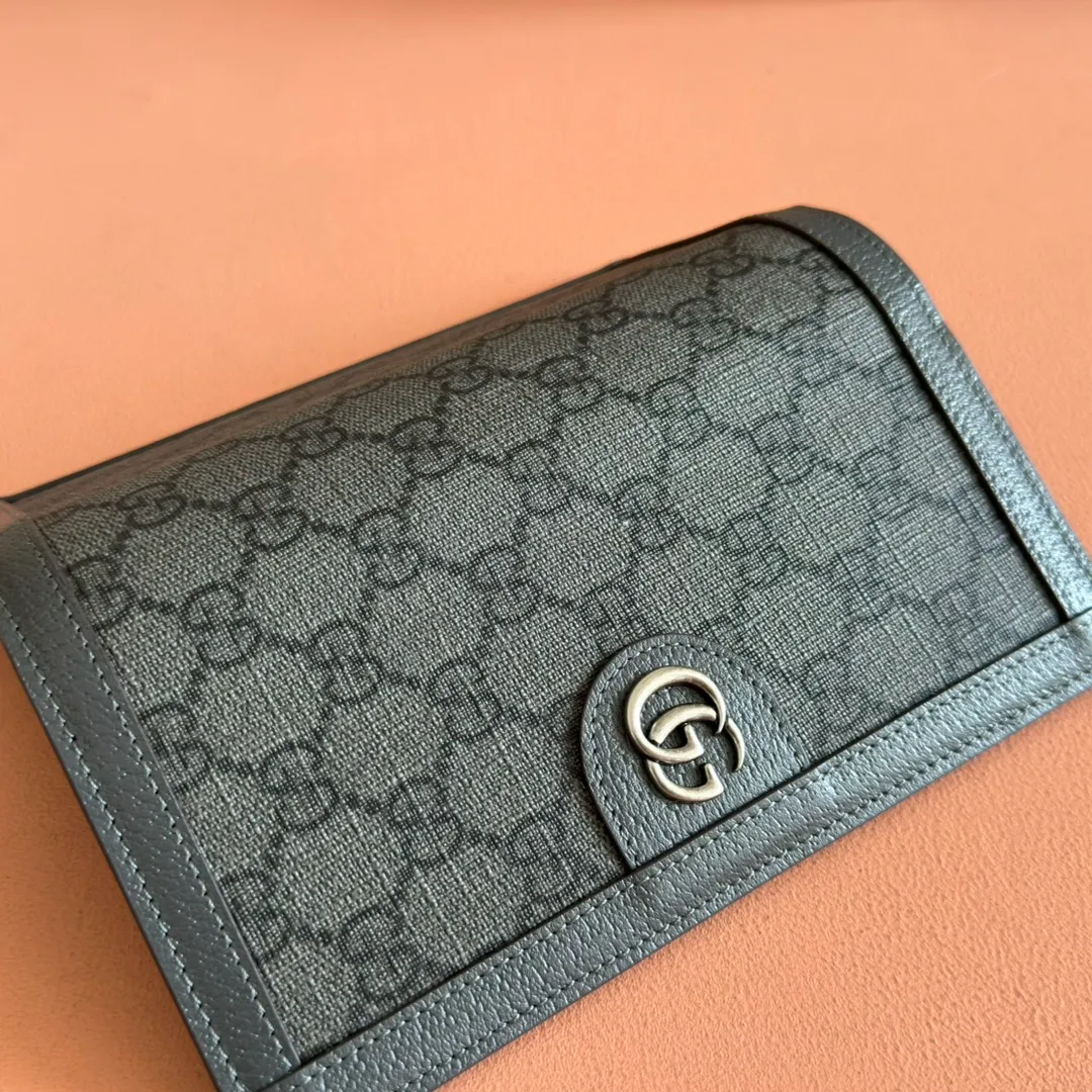 p420. 💋💋💋【With full set of original green box packaging】‼ ️Ophidia series GG long wallet The new series presents thin and compact small leather goods, with ingenuity and the main color matching, making the classic GG logo embellishment on the bag full of style. Featuring multiple card compartments and pockets, this long wallet is crafted in blue and embellished with silver-toned Double G-shaped accessories to complete the design. Blue and navy GG Supreme canvas Dark blue leather trim Silver-tone hardware Moiré fabric lining Double G Interior: Sixteen card compartments, one zip pocket and three open pockets Dimensions when closed: 19cm (L) x 10cm (W) x 2cm (D); open: 19cm (L) x 20.5cm (W) Weight: approx. 0.148kg Ident number: 791746. Dimensions: 19 (length) x 10 (width) x 2 cm (thickness) Color: blue/pvc. Made in Italy