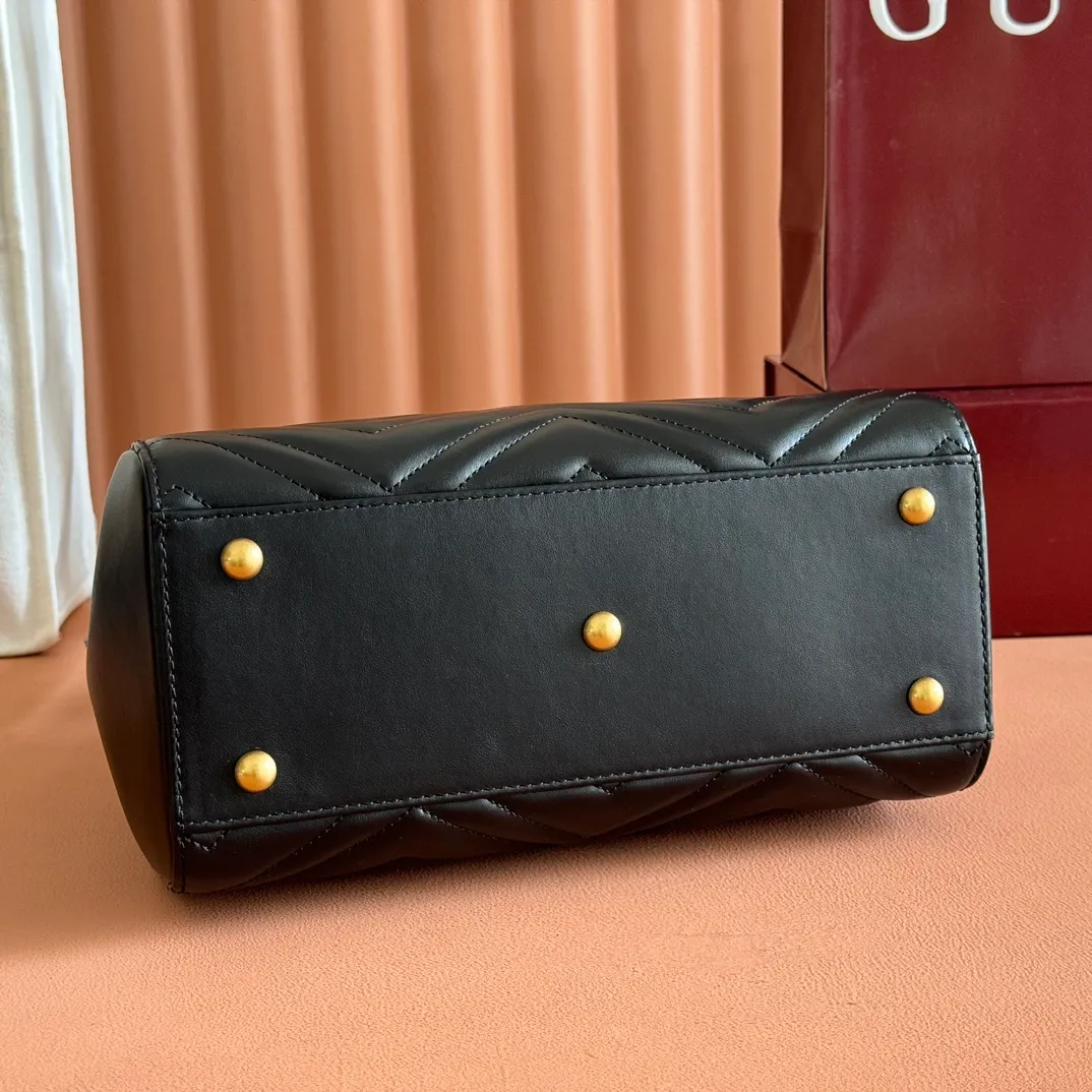 p1280. 💋💋💋【Original leather accessories🌈(Cdfmall Sanya Duty Free Store Handbag)🔥🔥This handbag is made of black leather material with rich texture, exuding a strong retro style. Retro elements are combined with archive designs or fashion details to present a new design that transcends the limitations of time and space. The brand's deep fascination with the past history is everywhere reflected, and this compact accessory is no exception. Made of soft natural grained cowhide from the counter and high-end smooth shiny bronze hardware from the market. Model number: 448054g color, size, length 26×height 20×width 13cm.