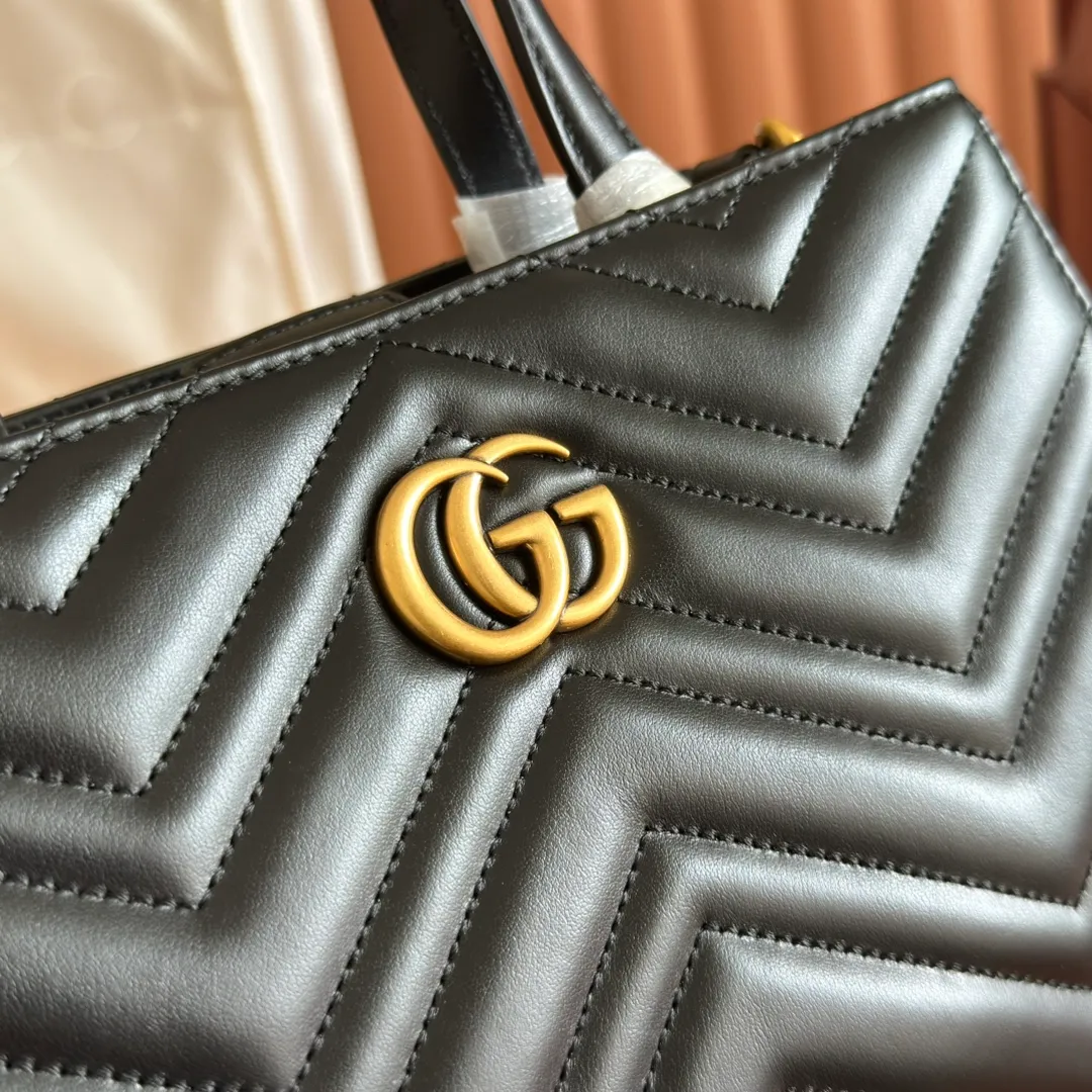 p1280. 💋💋💋【Original leather accessories🌈(Cdfmall Sanya Duty Free Store Handbag)🔥🔥This handbag is made of black leather material with rich texture, exuding a strong retro style. Retro elements are combined with archive designs or fashion details to present a new design that transcends the limitations of time and space. The brand's deep fascination with the past history is everywhere reflected, and this compact accessory is no exception. Made of soft natural grained cowhide from the counter and high-end smooth shiny bronze hardware from the market. Model number: 448054g color, size, length 26×height 20×width 13cm.