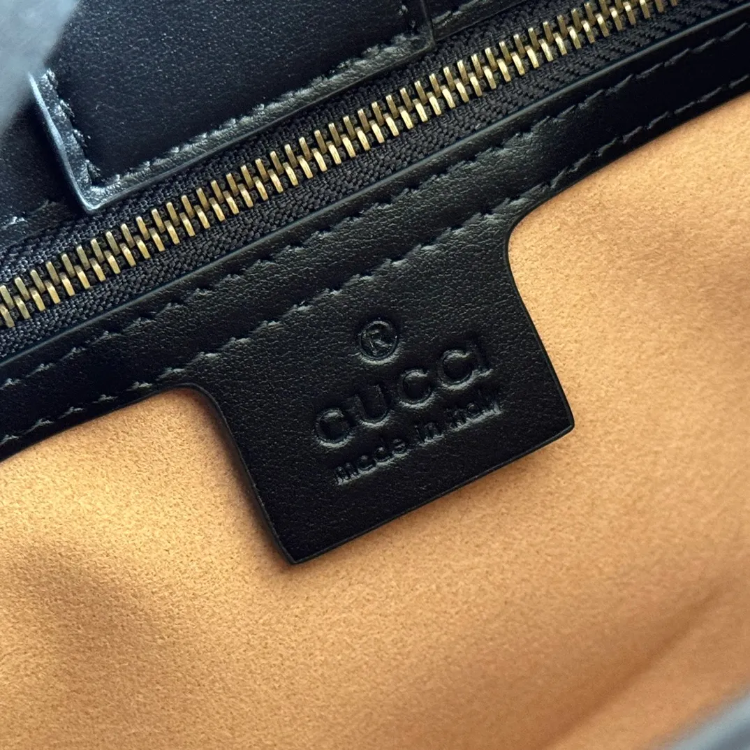 p1280. 💋💋💋【Original leather accessories🌈(Cdfmall Sanya Duty Free Store Handbag)🔥🔥This handbag is made of black leather material with rich texture, exuding a strong retro style. Retro elements are combined with archive designs or fashion details to present a new design that transcends the limitations of time and space. The brand's deep fascination with the past history is everywhere reflected, and this compact accessory is no exception. Made of soft natural grained cowhide from the counter and high-end smooth shiny bronze hardware from the market. Model number: 448054g color, size, length 26×height 20×width 13cm.