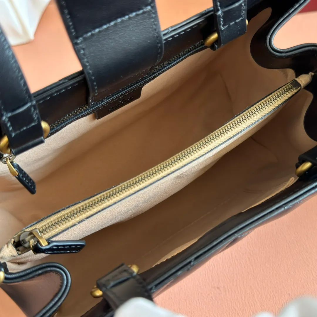 p1280. 💋💋💋【Original leather accessories🌈(Cdfmall Sanya Duty Free Store Handbag)🔥🔥This handbag is made of black leather material with rich texture, exuding a strong retro style. Retro elements are combined with archive designs or fashion details to present a new design that transcends the limitations of time and space. The brand's deep fascination with the past history is everywhere reflected, and this compact accessory is no exception. Made of soft natural grained cowhide from the counter and high-end smooth shiny bronze hardware from the market. Model number: 448054g color, size, length 26×height 20×width 13cm.