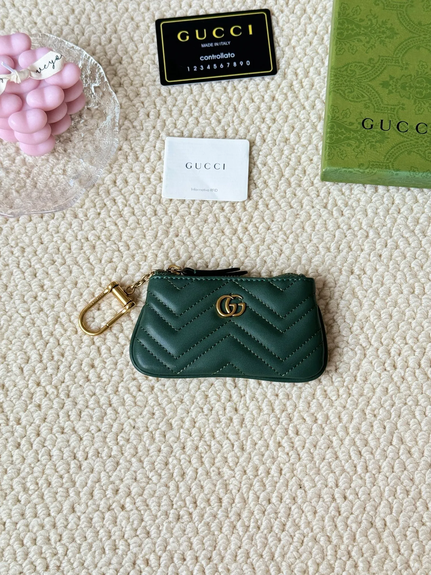 💰140 GUCCI’s new small coin purse is made of calf leather with embroidered wavy pattern, and is matched with exquisite original factory bronze double G hardware and flexible and unique hook buckle. It is small and exquisite, but has great effect. Model: 671773 Size: 12.5x7x1.5cm