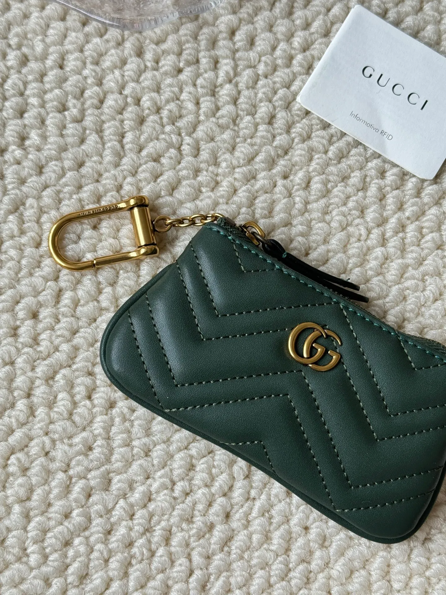 💰140 GUCCI’s new small coin purse is made of calf leather with embroidered wavy pattern, and is matched with exquisite original factory bronze double G hardware and flexible and unique hook buckle. It is small and exquisite, but has great effect. Model: 671773 Size: 12.5x7x1.5cm