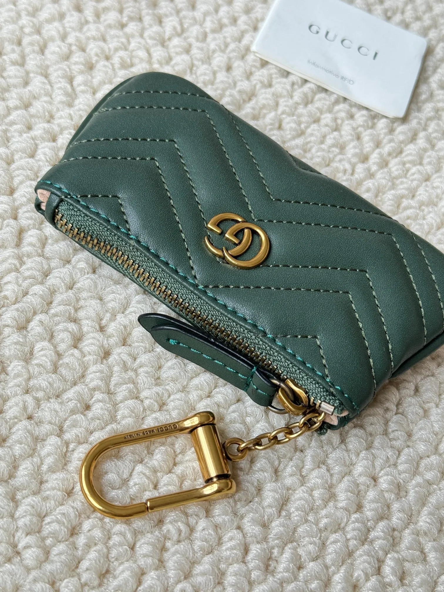 💰140 GUCCI’s new small coin purse is made of calf leather with embroidered wavy pattern, and is matched with exquisite original factory bronze double G hardware and flexible and unique hook buckle. It is small and exquisite, but has great effect. Model: 671773 Size: 12.5x7x1.5cm