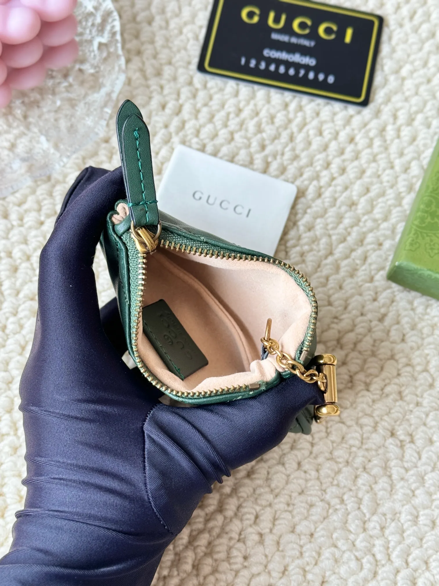 💰140 GUCCI’s new small coin purse is made of calf leather with embroidered wavy pattern, and is matched with exquisite original factory bronze double G hardware and flexible and unique hook buckle. It is small and exquisite, but has great effect. Model: 671773 Size: 12.5x7x1.5cm