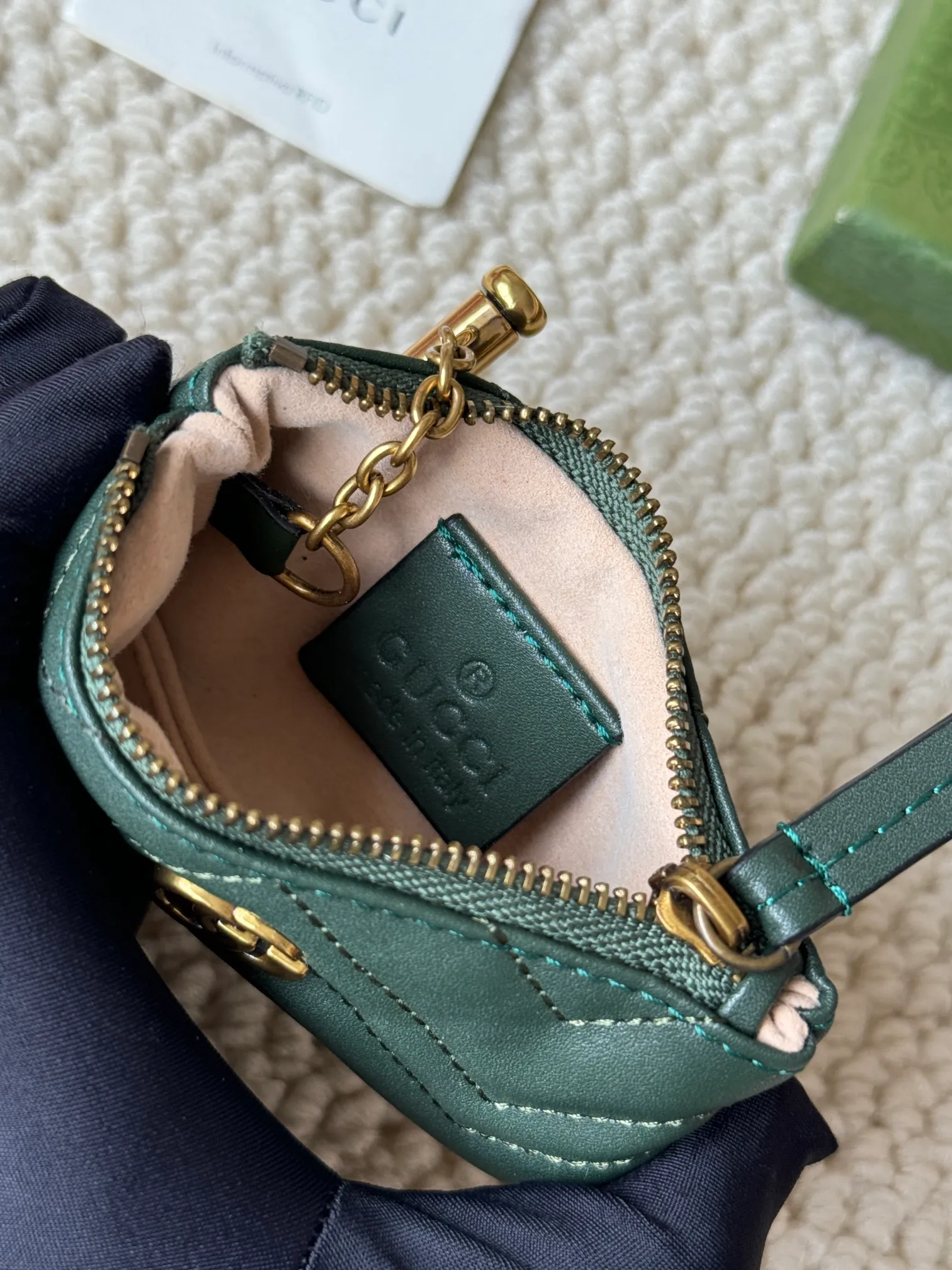 💰140 GUCCI’s new small coin purse is made of calf leather with embroidered wavy pattern, and is matched with exquisite original factory bronze double G hardware and flexible and unique hook buckle. It is small and exquisite, but has great effect. Model: 671773 Size: 12.5x7x1.5cm