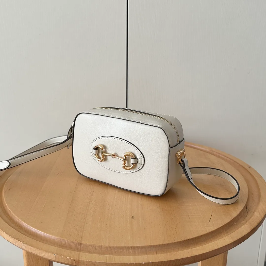 Actual shot #💰260 Style number: 760196 white leather Size: 20✖️13✖️6cm 𝗚𝘂𝗰𝗰𝗶 𝗛𝗼𝗿𝘀𝗲𝗯𝗶𝘁 𝟭𝟵𝟱𝟱 camera bag The classic horsebit and retro style can be matched casually without going wrong. The size is invincible and friendly~ A cute toast bun shape🍞Not too big, not too small, just right! The length of the shoulder strap can be adjusted with a pin buckle for cross-body wear, and the capacity also meets daily needs~