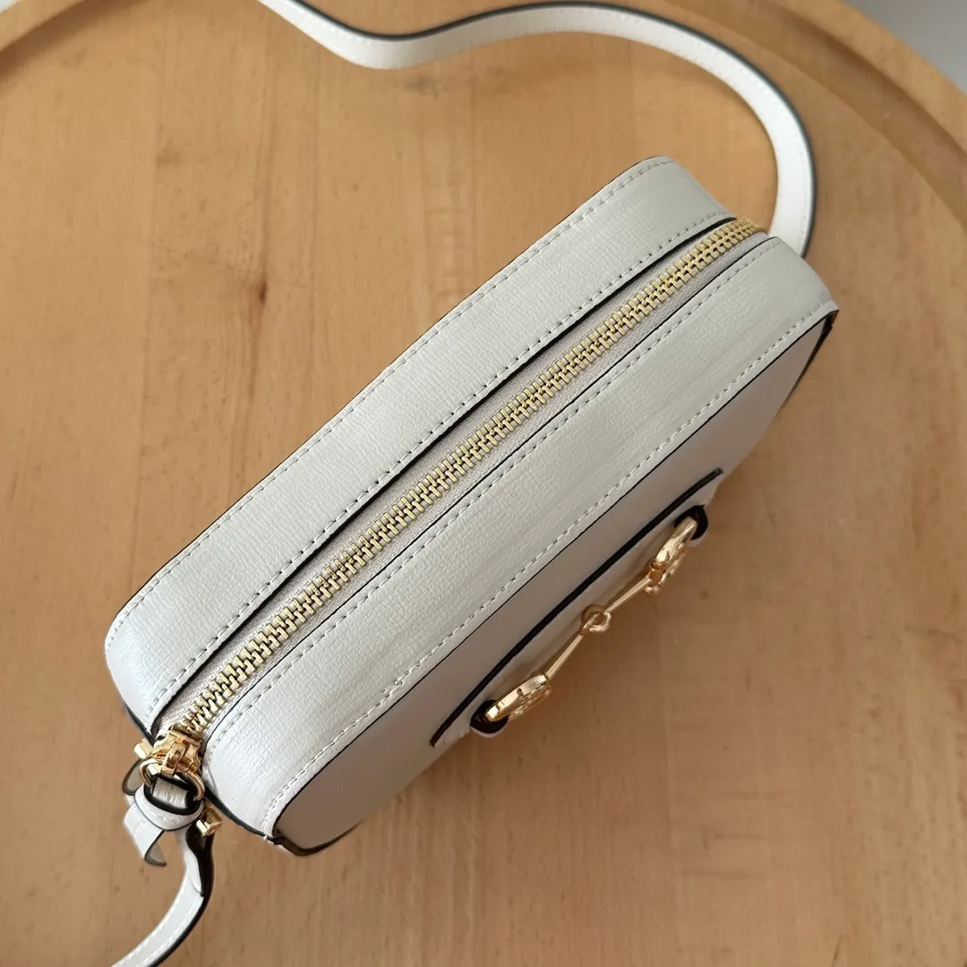 Actual shot #💰260 Style number: 760196 white leather Size: 20✖️13✖️6cm 𝗚𝘂𝗰𝗰𝗶 𝗛𝗼𝗿𝘀𝗲𝗯𝗶𝘁 𝟭𝟵𝟱𝟱 camera bag The classic horsebit and retro style can be matched casually without going wrong. The size is invincible and friendly~ A cute toast bun shape🍞Not too big, not too small, just right! The length of the shoulder strap can be adjusted with a pin buckle for cross-body wear, and the capacity also meets daily needs~
