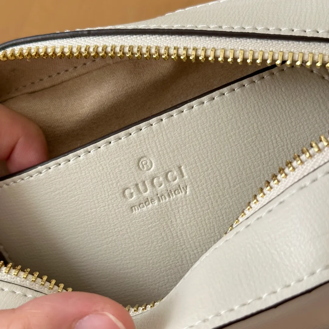 Actual shot #💰260 Style number: 760196 white leather Size: 20✖️13✖️6cm 𝗚𝘂𝗰𝗰𝗶 𝗛𝗼𝗿𝘀𝗲𝗯𝗶𝘁 𝟭𝟵𝟱𝟱 camera bag The classic horsebit and retro style can be matched casually without going wrong. The size is invincible and friendly~ A cute toast bun shape🍞Not too big, not too small, just right! The length of the shoulder strap can be adjusted with a pin buckle for cross-body wear, and the capacity also meets daily needs~