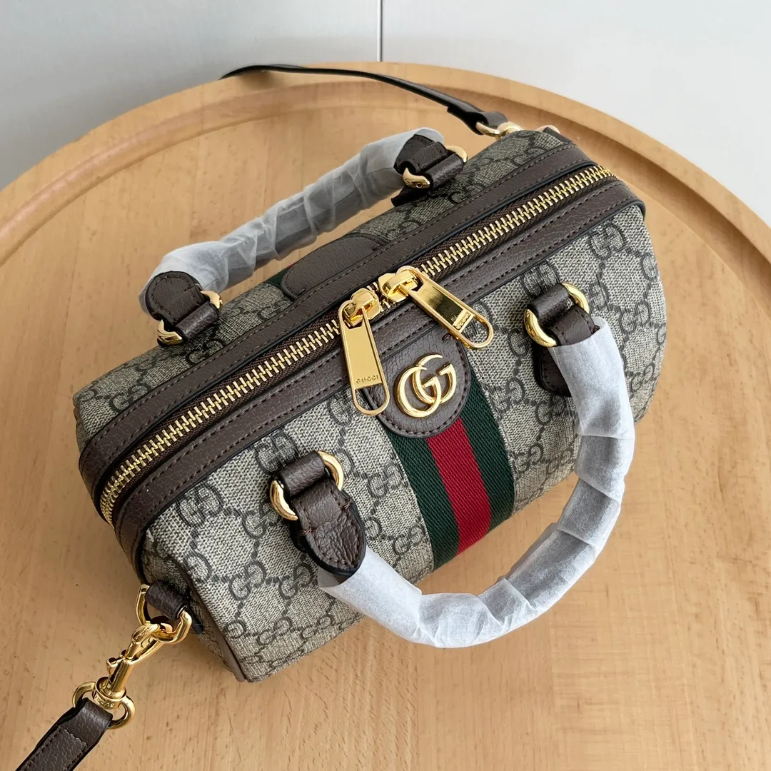 Upgraded version of real shot #💰320 Model: 772053. Dimensions: 14 (length) x 21.5 (width) x 11.5cm (thickness) As a brand classic, GG Supreme canvas has become an iconic fabric in the Gucci design world. The fabric appears frequently in the brand's new collections and is reinterpreted through the Gucci aesthetic perspective. This mini tote is embellished with the brand's signature monogram throughout. The classic interlocking G-shaped accessories add branding charm to this piece.