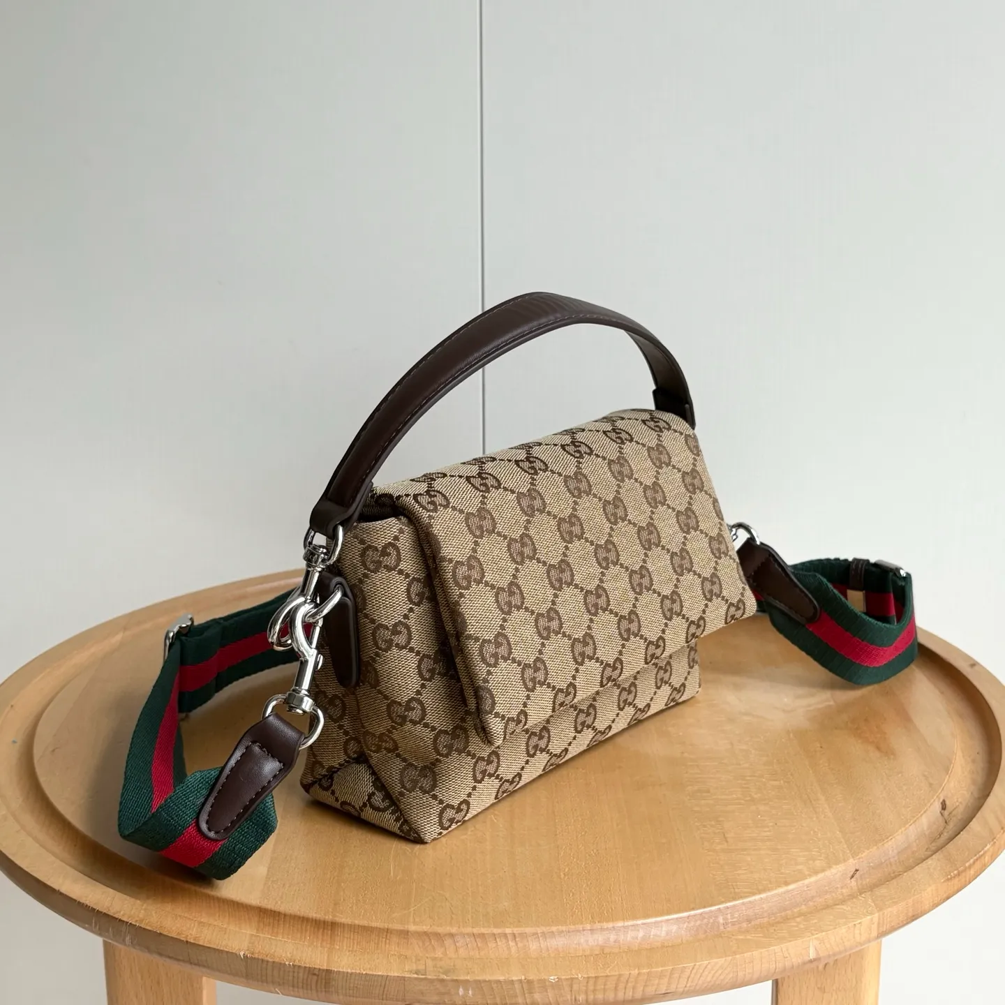 Upgraded version of real shot #💰300 Style number: 821617 Size: 19/15/7cm 2025 spring and summer series new canvas bag small size adopts a soft yet crisp shape, smooth texture, magnetic buckle flap opening and closing is convenient and easy to use👍 Gucci printed logo on the back Crossbody shoulder strap shape is more versatile
