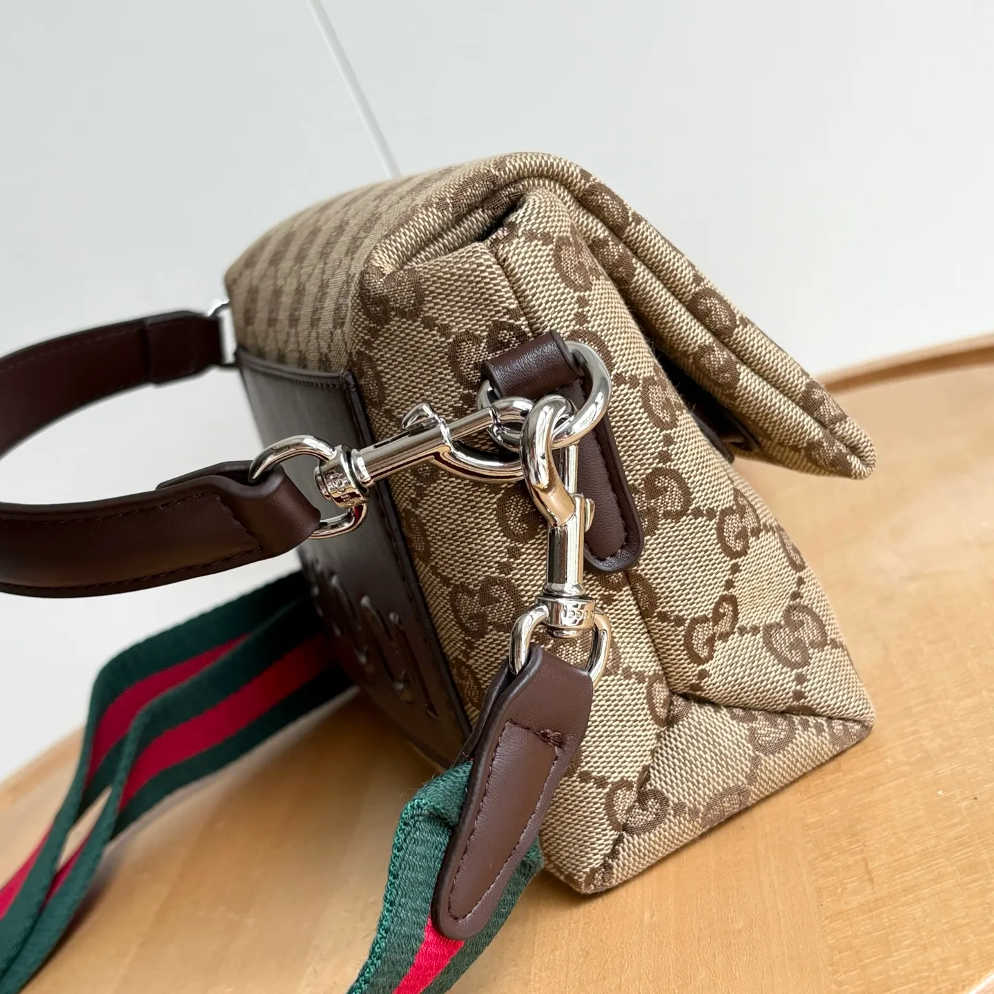 Upgraded version of real shot #💰300 Style number: 821617 Size: 19/15/7cm 2025 spring and summer series new canvas bag small size adopts a soft yet crisp shape, smooth texture, magnetic buckle flap opening and closing is convenient and easy to use👍 Gucci printed logo on the back Crossbody shoulder strap shape is more versatile