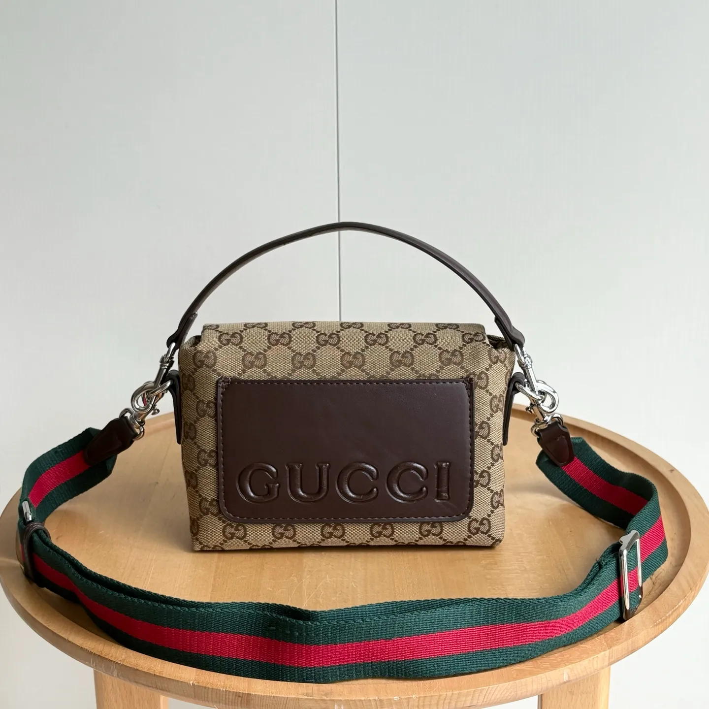 Upgraded version of real shot #💰300 Style number: 821617 Size: 19/15/7cm 2025 spring and summer series new canvas bag small size adopts a soft yet crisp shape, smooth texture, magnetic buckle flap opening and closing is convenient and easy to use👍 Gucci printed logo on the back Crossbody shoulder strap shape is more versatile