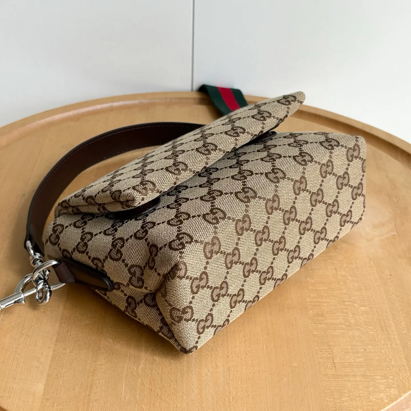 Upgraded version of real shot #💰300 Style number: 821617 Size: 19/15/7cm 2025 spring and summer series new canvas bag small size adopts a soft yet crisp shape, smooth texture, magnetic buckle flap opening and closing is convenient and easy to use👍 Gucci printed logo on the back Crossbody shoulder strap shape is more versatile