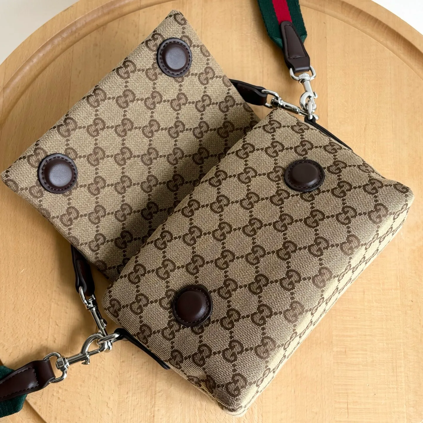 Upgraded version of real shot #💰300 Style number: 821617 Size: 19/15/7cm 2025 spring and summer series new canvas bag small size adopts a soft yet crisp shape, smooth texture, magnetic buckle flap opening and closing is convenient and easy to use👍 Gucci printed logo on the back Crossbody shoulder strap shape is more versatile