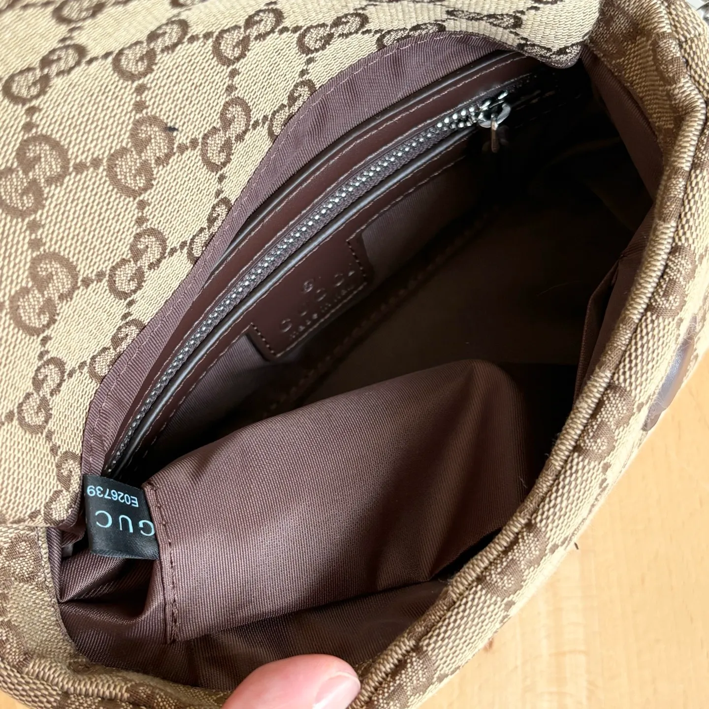 Upgraded version of real shot #💰300 Style number: 821617 Size: 19/15/7cm 2025 spring and summer series new canvas bag small size adopts a soft yet crisp shape, smooth texture, magnetic buckle flap opening and closing is convenient and easy to use👍 Gucci printed logo on the back Crossbody shoulder strap shape is more versatile