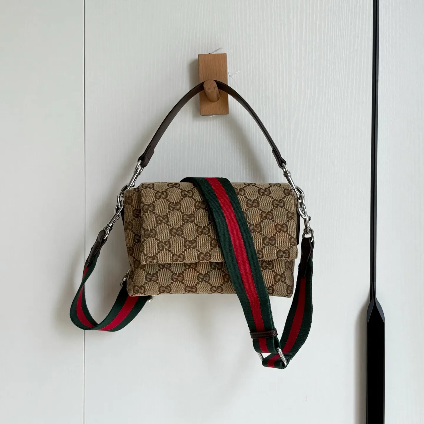 Upgraded version of real shot #💰300 Style number: 821617 Size: 19/15/7cm 2025 spring and summer series new canvas bag small size adopts a soft yet crisp shape, smooth texture, magnetic buckle flap opening and closing is convenient and easy to use👍 Gucci printed logo on the back Crossbody shoulder strap shape is more versatile