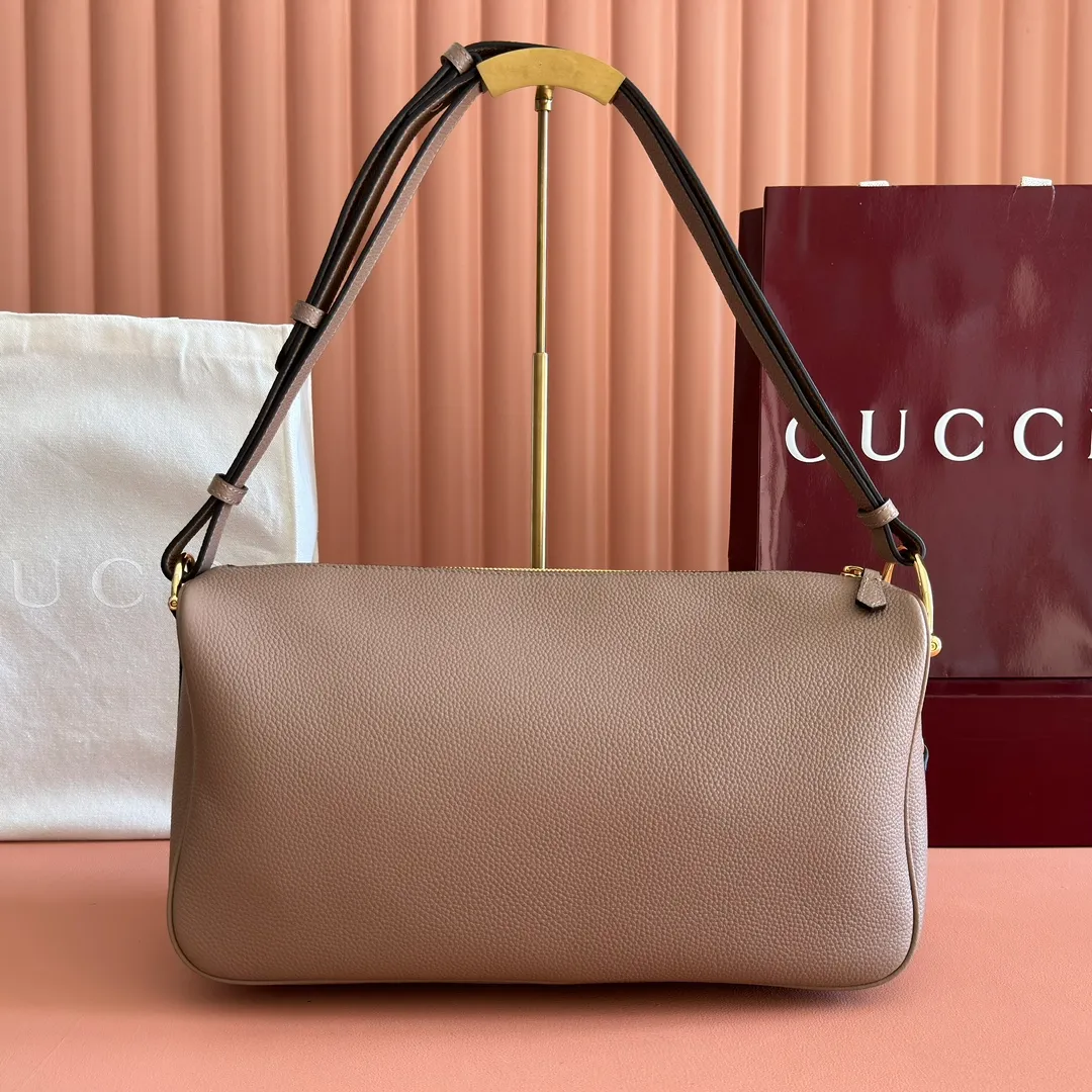p1340💋💋💋【With full set of original counter packaging】The Gucci Half Horsebit series is newly presented, reinterpreting one of the brand's most iconic elements in a modern style. The collection cleverly combines relaxed silhouettes with the iconic half-horsebit hardware, which gives rise to its name. Brown grained soft leather Gold-tone hardware Brown cotton and linen blend lining Half horsebit closure Interior: One open pocket Adjustable cowhide leather shoulder strap (height: 33cm - 38cm) Zip closure Ident number: 862530. Dimensions: 38cm (W) x 20cm (H) x 15cm (D) Weight: Approx. 0.95kg Colour: Taupe/Full Leather.