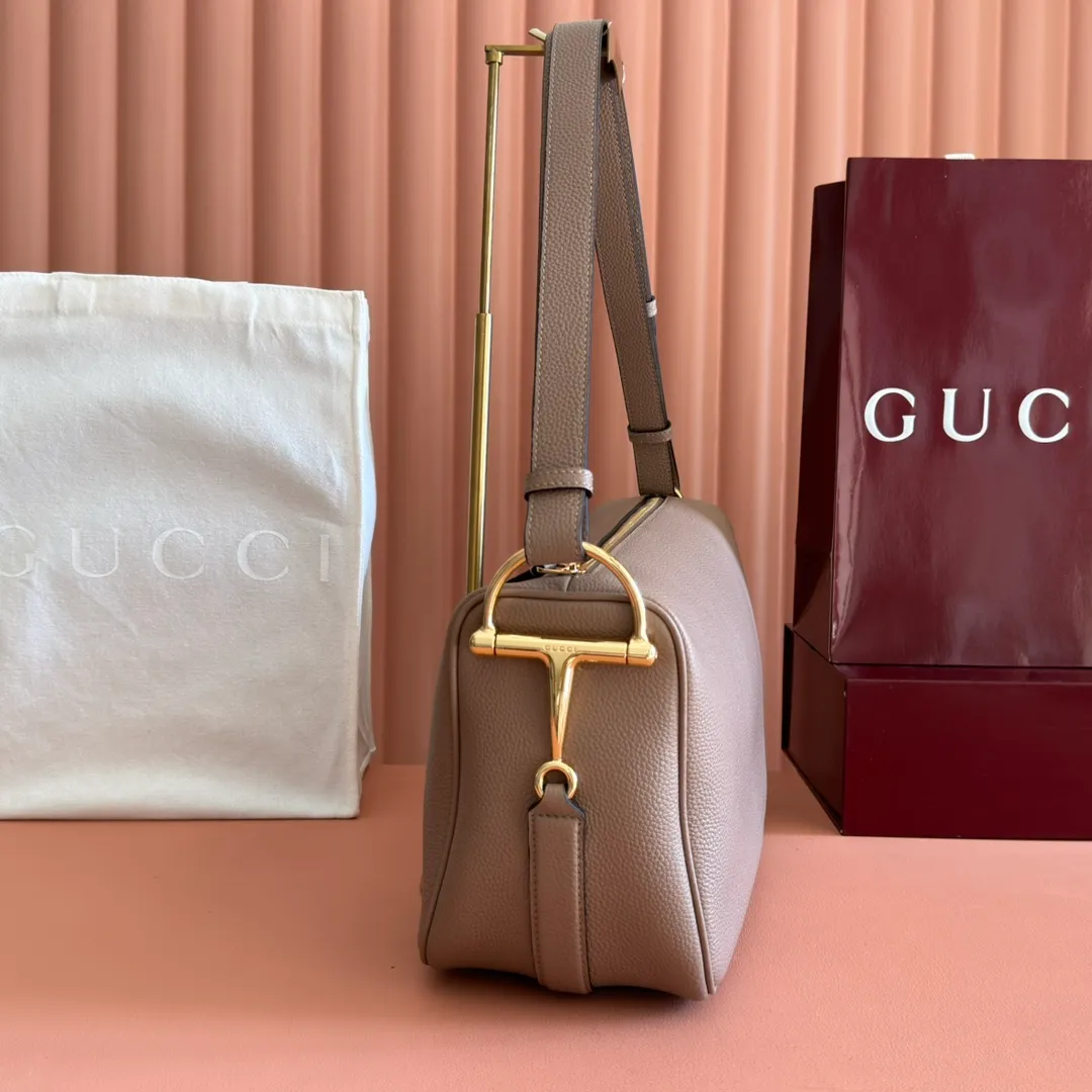 p1340💋💋💋【With full set of original counter packaging】The Gucci Half Horsebit series is newly presented, reinterpreting one of the brand's most iconic elements in a modern style. The collection cleverly combines relaxed silhouettes with the iconic half-horsebit hardware, which gives rise to its name. Brown grained soft leather Gold-tone hardware Brown cotton and linen blend lining Half horsebit closure Interior: One open pocket Adjustable cowhide leather shoulder strap (height: 33cm - 38cm) Zip closure Ident number: 862530. Dimensions: 38cm (W) x 20cm (H) x 15cm (D) Weight: Approx. 0.95kg Colour: Taupe/Full Leather.