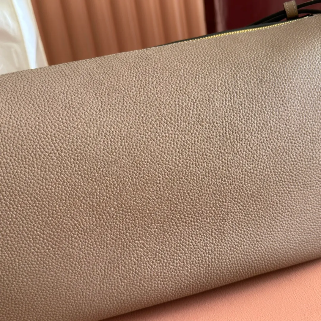 p1340💋💋💋【With full set of original counter packaging】The Gucci Half Horsebit series is newly presented, reinterpreting one of the brand's most iconic elements in a modern style. The collection cleverly combines relaxed silhouettes with the iconic half-horsebit hardware, which gives rise to its name. Brown grained soft leather Gold-tone hardware Brown cotton and linen blend lining Half horsebit closure Interior: One open pocket Adjustable cowhide leather shoulder strap (height: 33cm - 38cm) Zip closure Ident number: 862530. Dimensions: 38cm (W) x 20cm (H) x 15cm (D) Weight: Approx. 0.95kg Colour: Taupe/Full Leather.