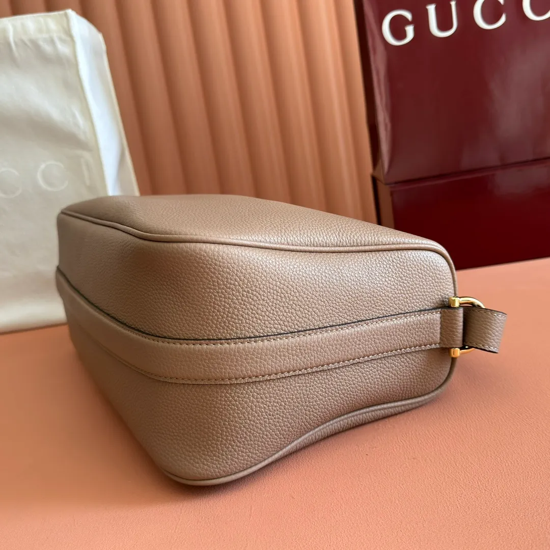 p1340💋💋💋【With full set of original counter packaging】The Gucci Half Horsebit series is newly presented, reinterpreting one of the brand's most iconic elements in a modern style. The collection cleverly combines relaxed silhouettes with the iconic half-horsebit hardware, which gives rise to its name. Brown grained soft leather Gold-tone hardware Brown cotton and linen blend lining Half horsebit closure Interior: One open pocket Adjustable cowhide leather shoulder strap (height: 33cm - 38cm) Zip closure Ident number: 862530. Dimensions: 38cm (W) x 20cm (H) x 15cm (D) Weight: Approx. 0.95kg Colour: Taupe/Full Leather.