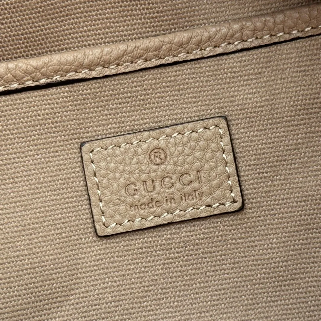 p1340💋💋💋【With full set of original counter packaging】The Gucci Half Horsebit series is newly presented, reinterpreting one of the brand's most iconic elements in a modern style. The collection cleverly combines relaxed silhouettes with the iconic half-horsebit hardware, which gives rise to its name. Brown grained soft leather Gold-tone hardware Brown cotton and linen blend lining Half horsebit closure Interior: One open pocket Adjustable cowhide leather shoulder strap (height: 33cm - 38cm) Zip closure Ident number: 862530. Dimensions: 38cm (W) x 20cm (H) x 15cm (D) Weight: Approx. 0.95kg Colour: Taupe/Full Leather.