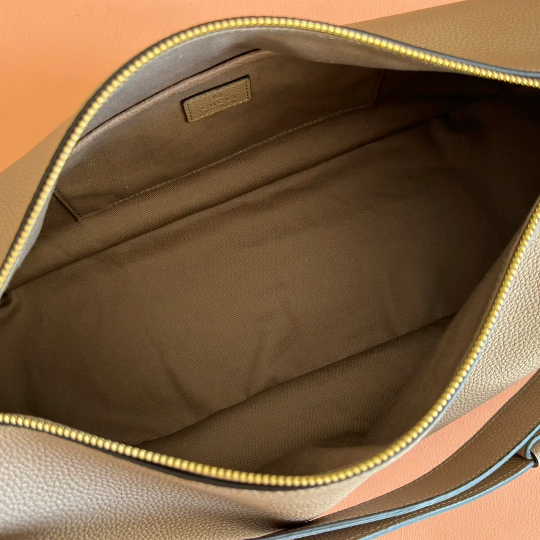 p1340💋💋💋【With full set of original counter packaging】The Gucci Half Horsebit series is newly presented, reinterpreting one of the brand's most iconic elements in a modern style. The collection cleverly combines relaxed silhouettes with the iconic half-horsebit hardware, which gives rise to its name. Brown grained soft leather Gold-tone hardware Brown cotton and linen blend lining Half horsebit closure Interior: One open pocket Adjustable cowhide leather shoulder strap (height: 33cm - 38cm) Zip closure Ident number: 862530. Dimensions: 38cm (W) x 20cm (H) x 15cm (D) Weight: Approx. 0.95kg Colour: Taupe/Full Leather.